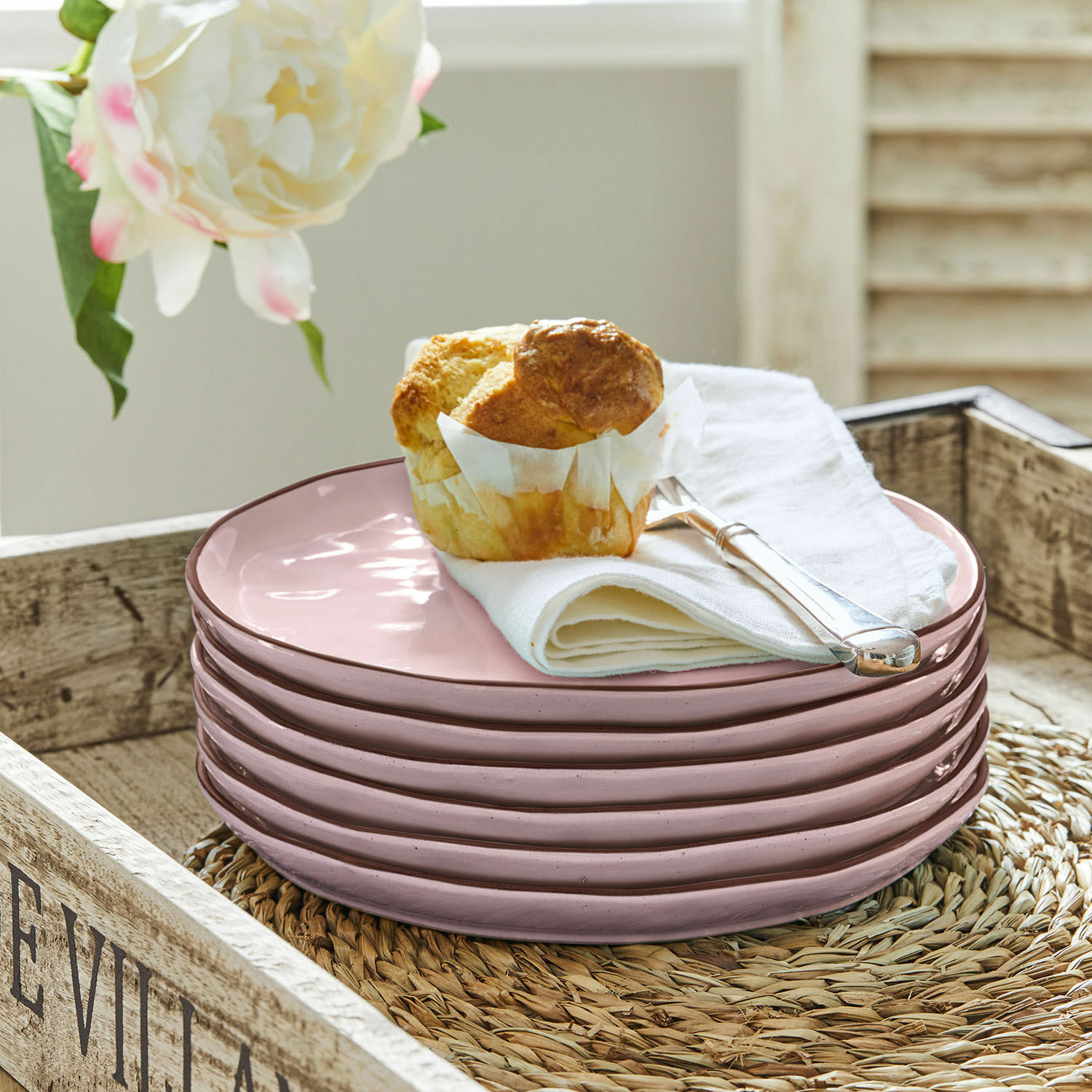 Set de 6 platos de postre Biarré Juego de platos de cerámica rosa con magdalena y servilleta blanca sobre bandeja de madera rústica