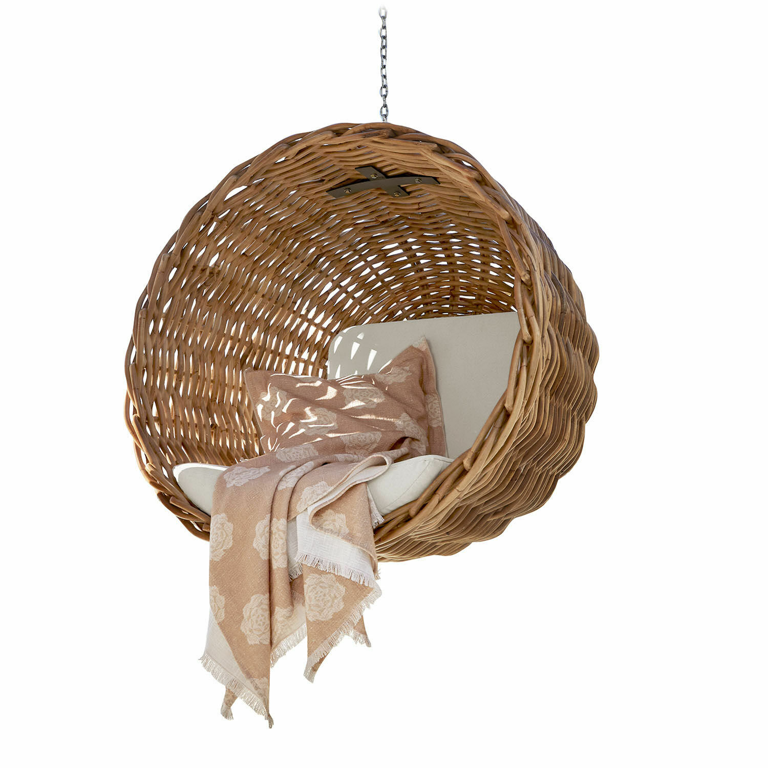Sillón colgante de ratán natural con cojín claro y manta beige con diseño floral para relajación interior