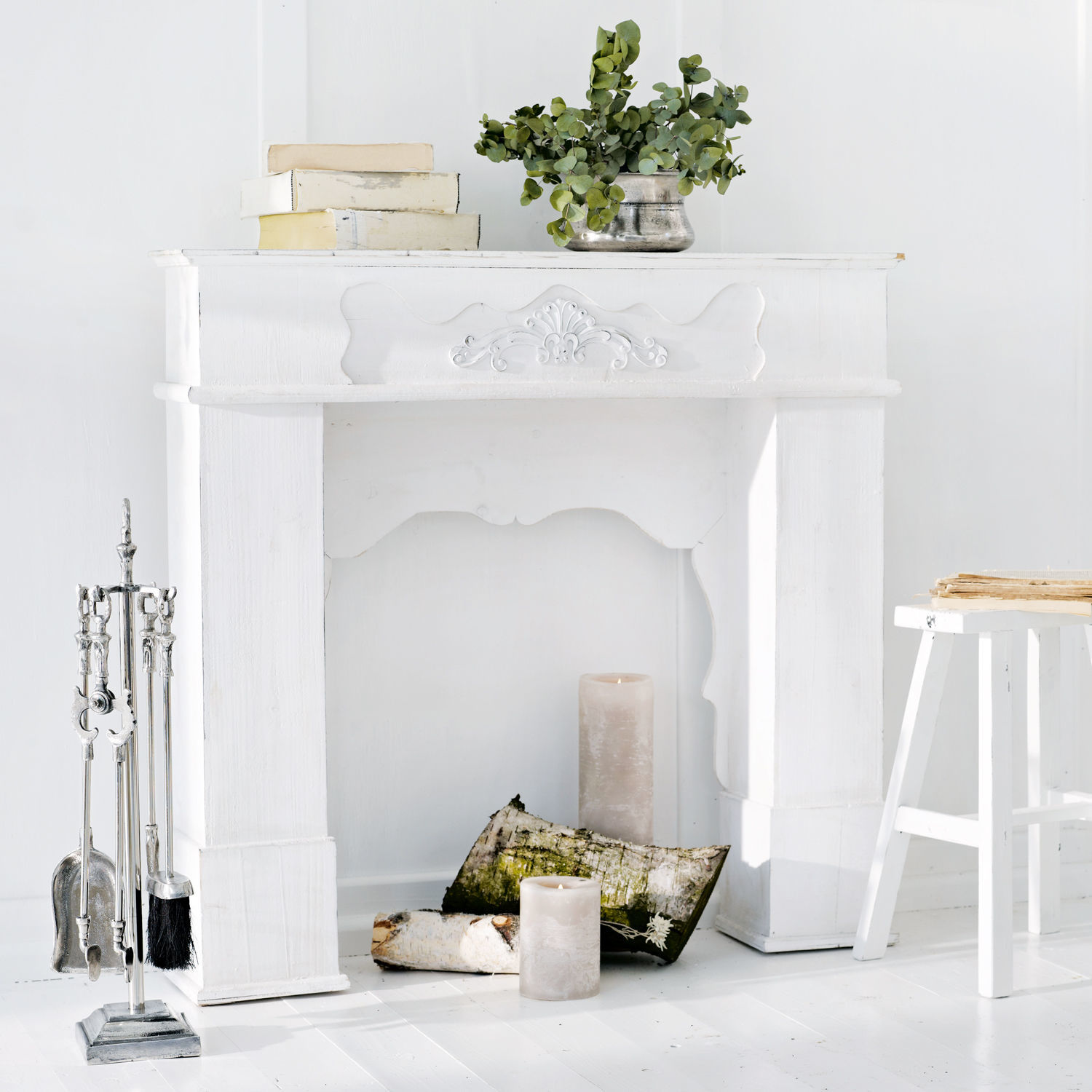 Consola de chimenea Margaux Marco de chimenea de madera blanca con relieve decorativo, velas y herramientas de chimenea metálicas