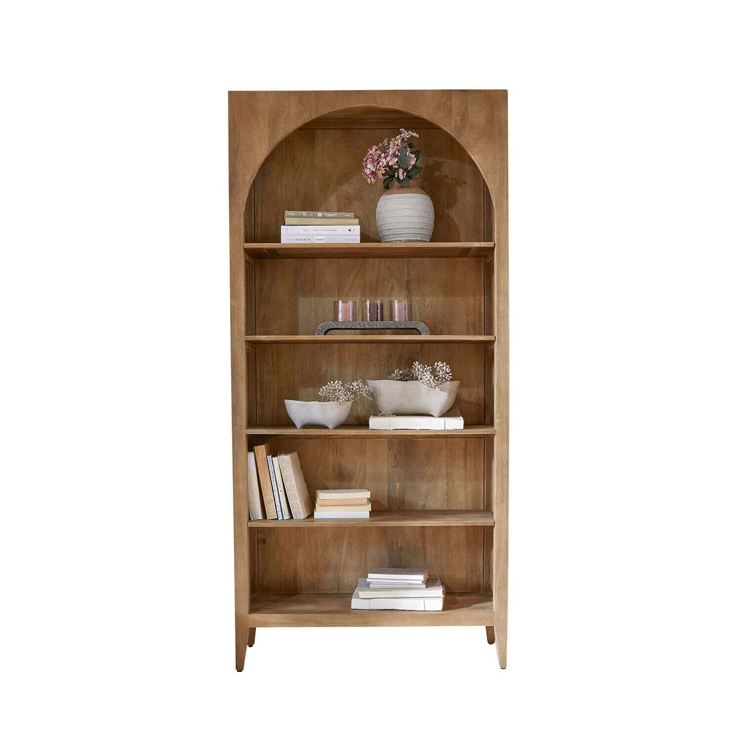 Estantería Maderaviva Estantería de madera natural con arco, decorada con libros y jarrones, estilo rústico