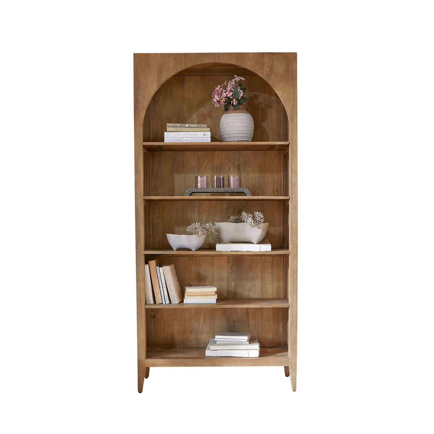 Estantería Maderaviva Estantería de madera natural con arco, decorada con libros y jarrones, estilo rústico