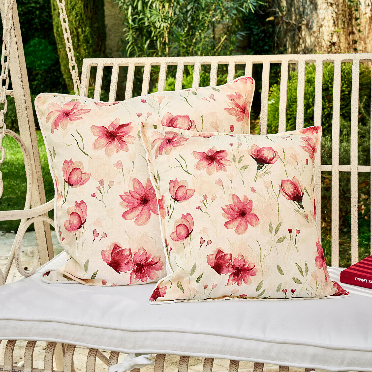 Set de 2 fundas de cojín Doravela Dos cojines decorativos con estampado floral sobre un columpio blanco, algodón, flores rosa claro