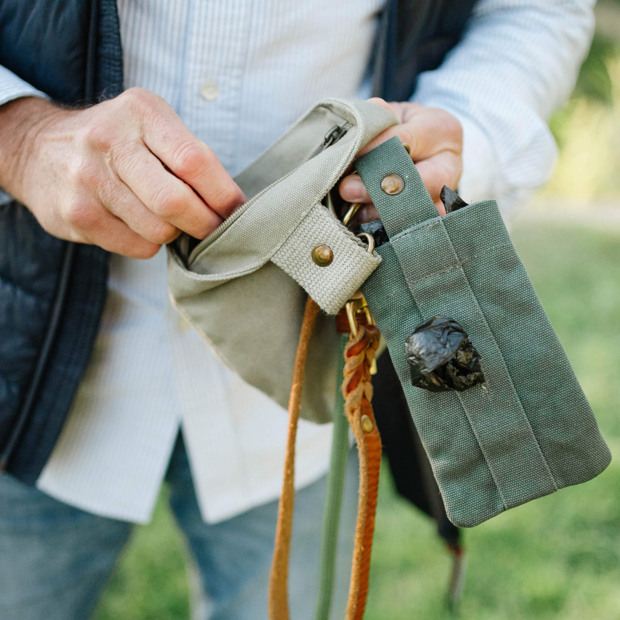 Bolsa de algodón beige y verde con soporte para bolsas de excrementos de perro, accesorio práctico para paseos