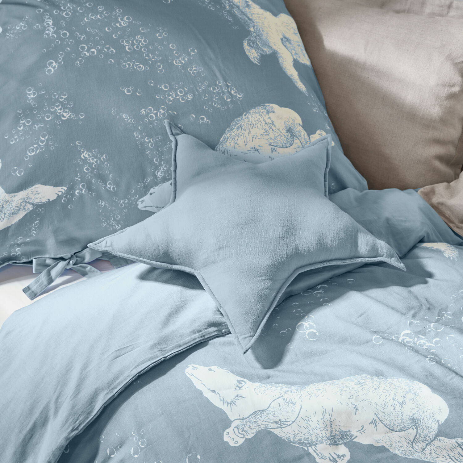 Cojín Étoilie Ropa de cama azul de algodón con estampado de osos polares blancos y cojín en forma de estrella