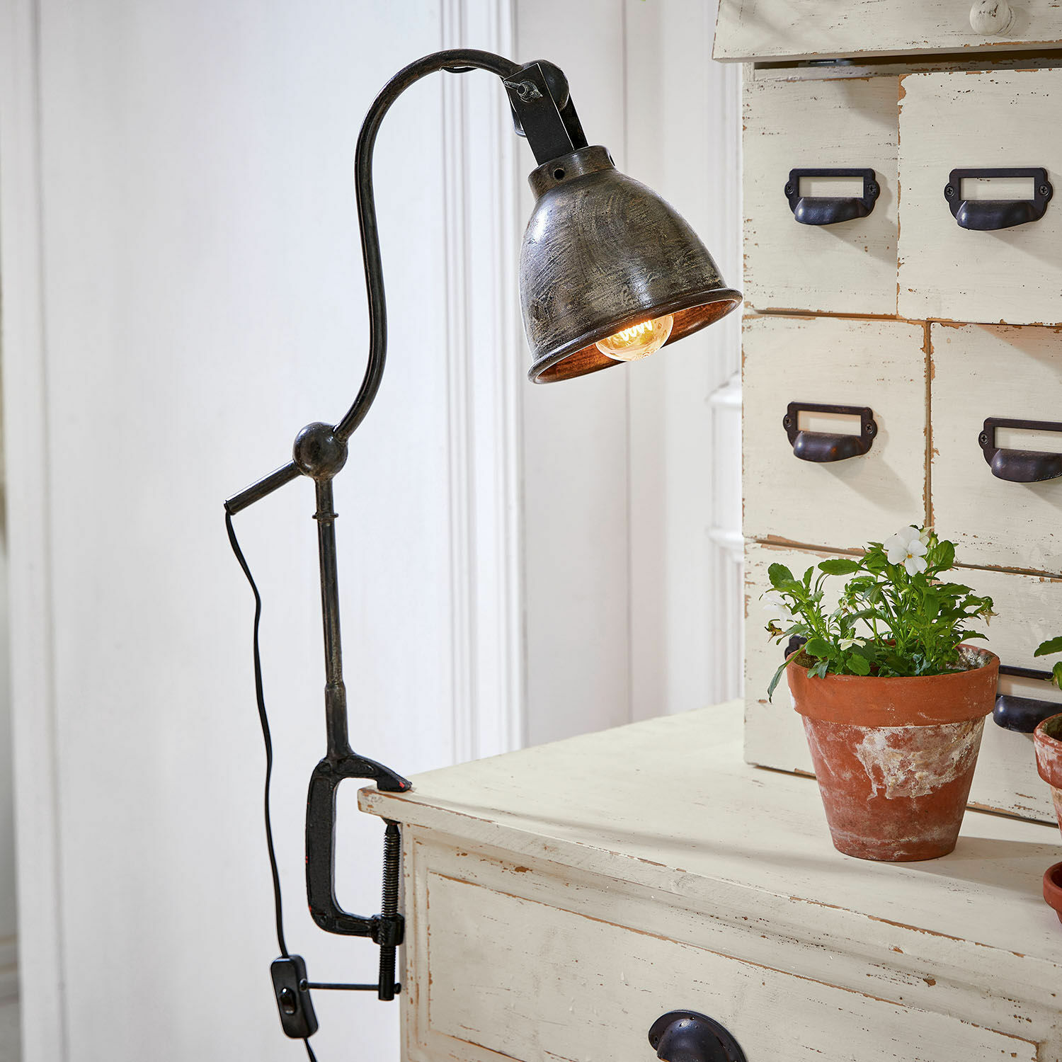 Lámpara con pinza Parkville Lámpara de metal negra con pinza, perfecta para escritorio o mesa, estilo industrial