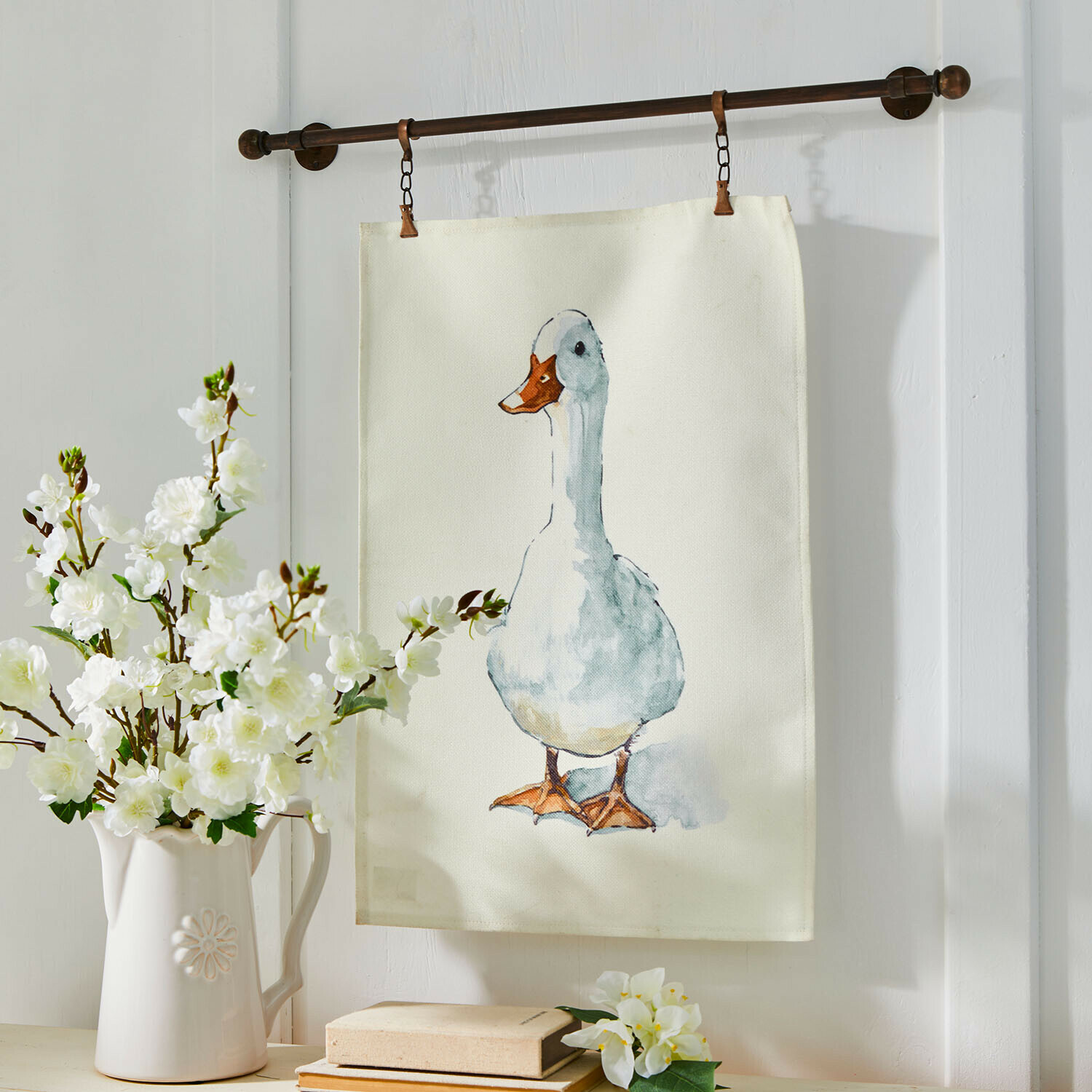 Cuadro Sunnyo Tela decorativa de algodón con estampado de pato en colores pastel colgada de una barra metálica