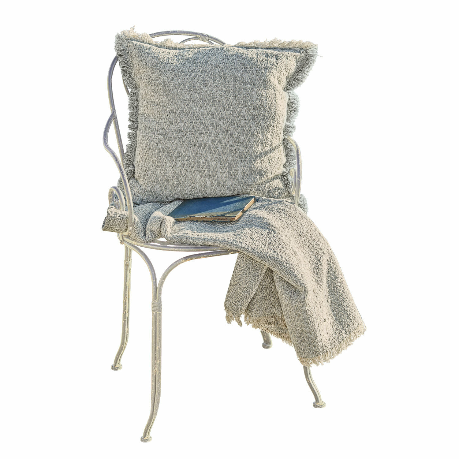 Silla metálica blanca con cojín gris y manta de tela suave para relajarse en casa