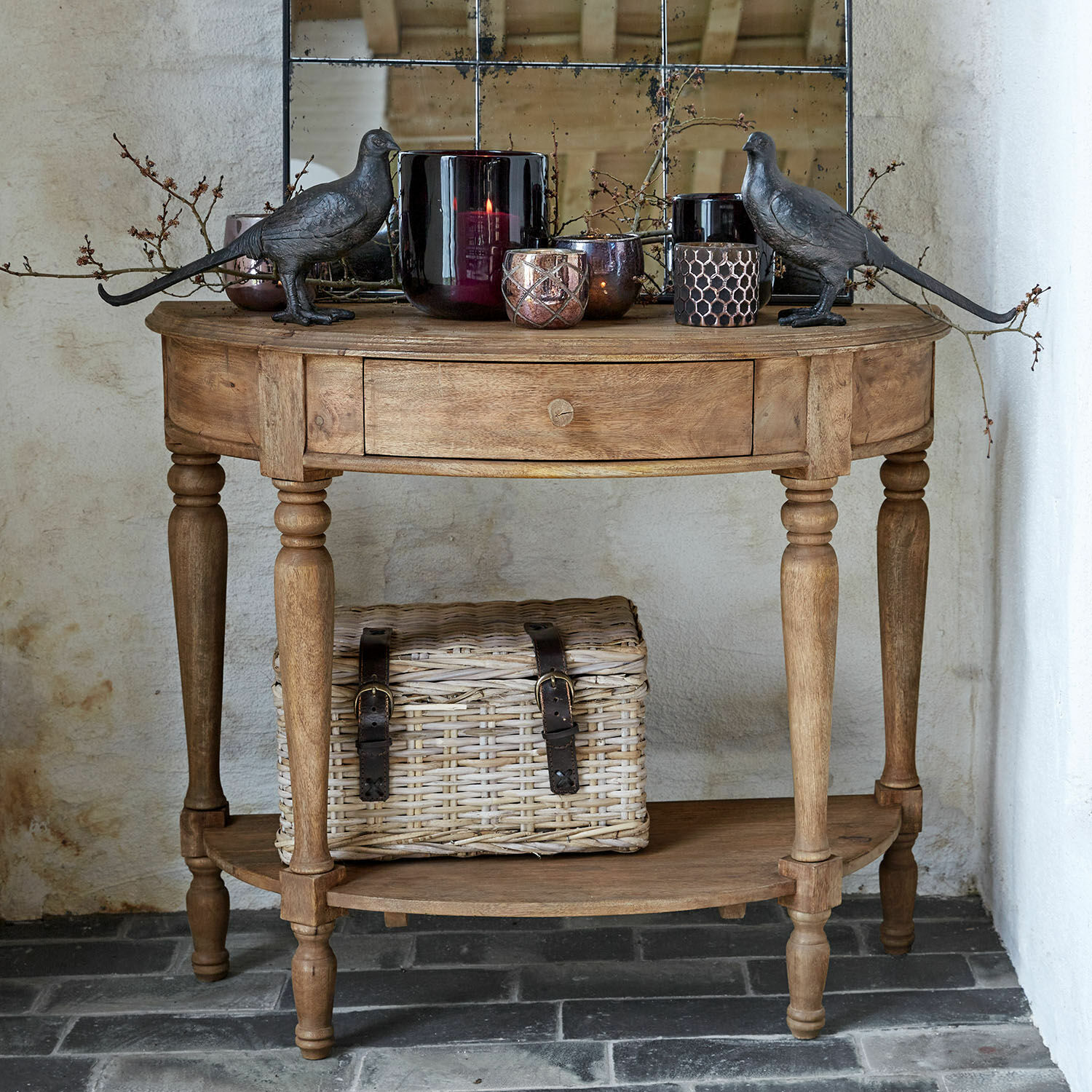Consola Daintique Mesa de madera con cajón, decorada con figuras de pájaros de metal y velas en recipientes de vidrio oscuro