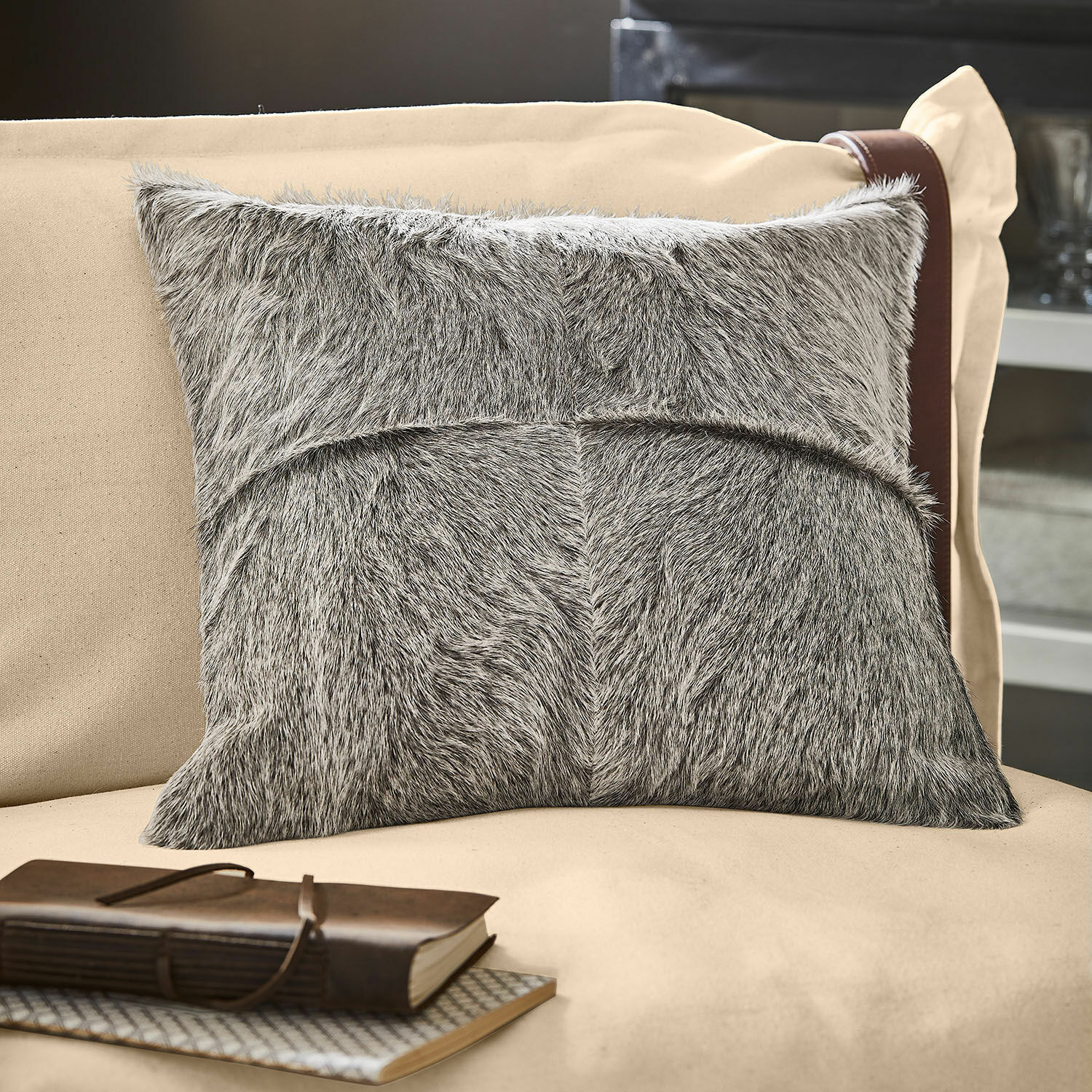 Funda de cojín Nymarion Cojín decorativo gris de material peludo sobre sofá beige, accesorio elegante para interiores