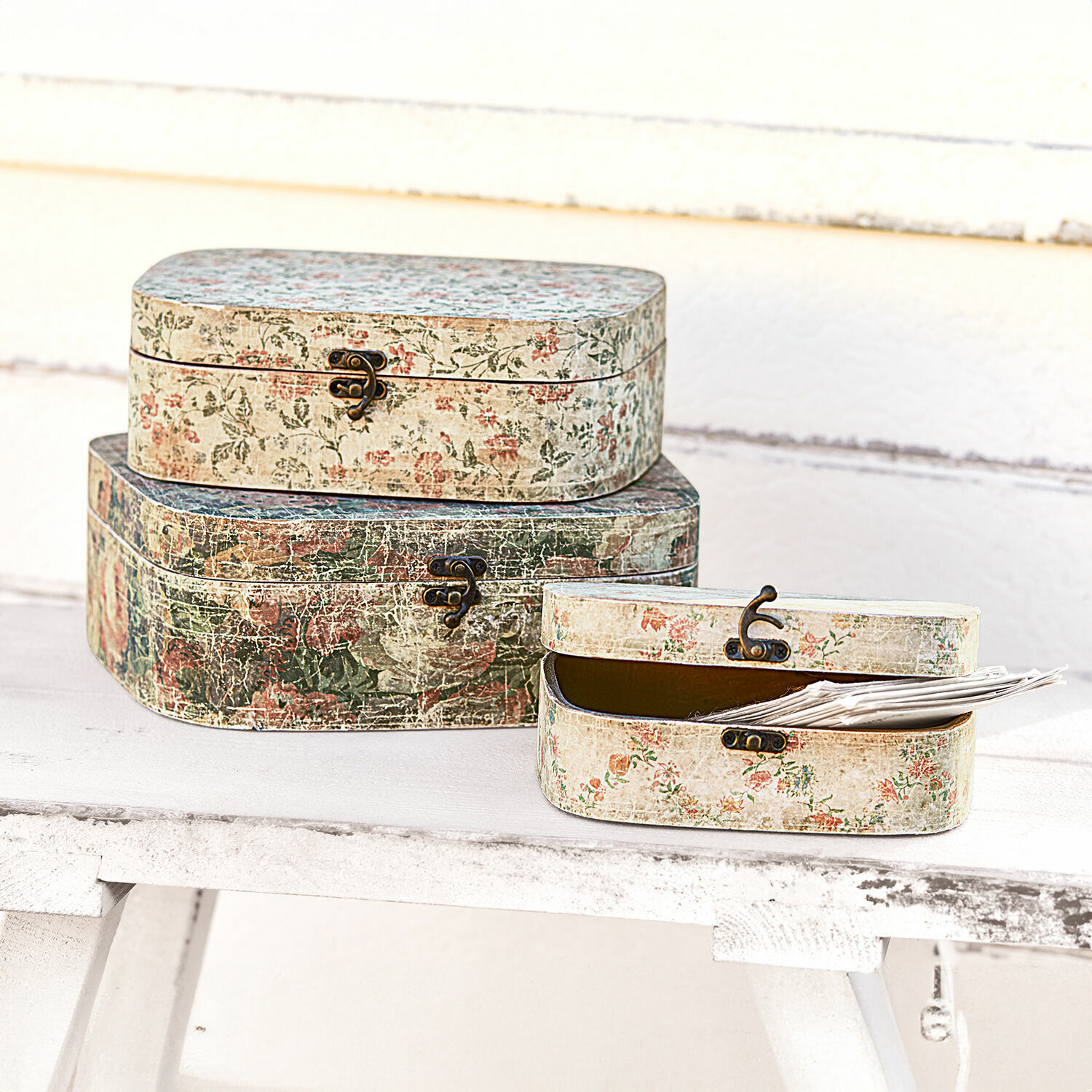 Set de 3 cajas Emmylou Conjunto de tres cajas decorativas con cierres metálicos y diseño floral vintage