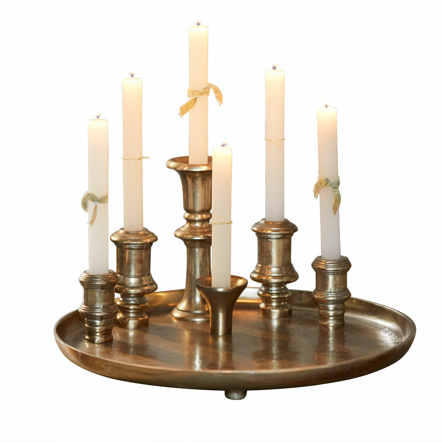 Bandeja para velas Tiralen Bandeja metálica dorada con siete velas blancas decoradas con lazos, decoración de mesa