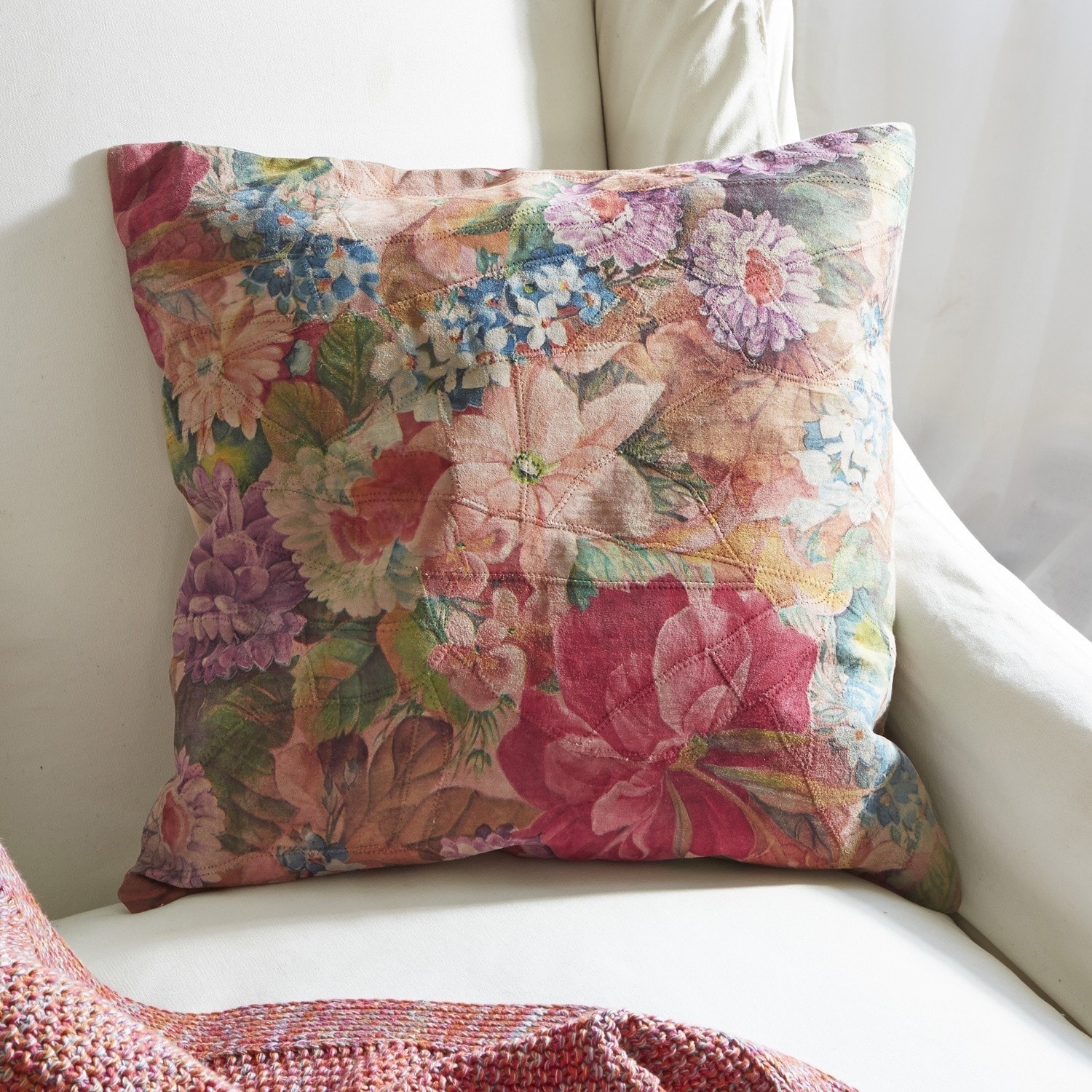Cojín Fleurelie Cojín decorativo colorido con diseño floral sobre fondo claro, textil para sala de estar
