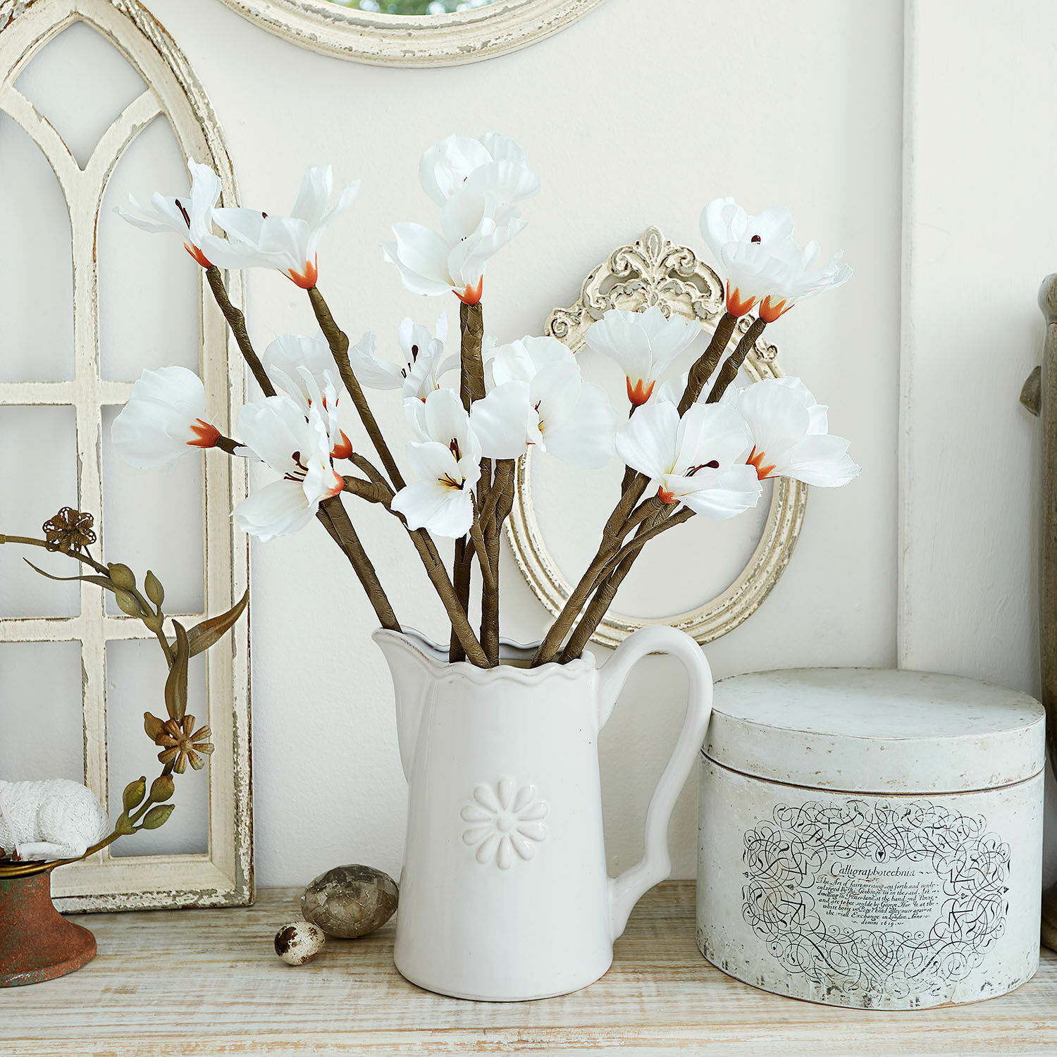 Set de 6 flores decorativas Xivale Jarra de cerámica blanca con flores decorativas de tela sobre mesa de madera estilo vintage
