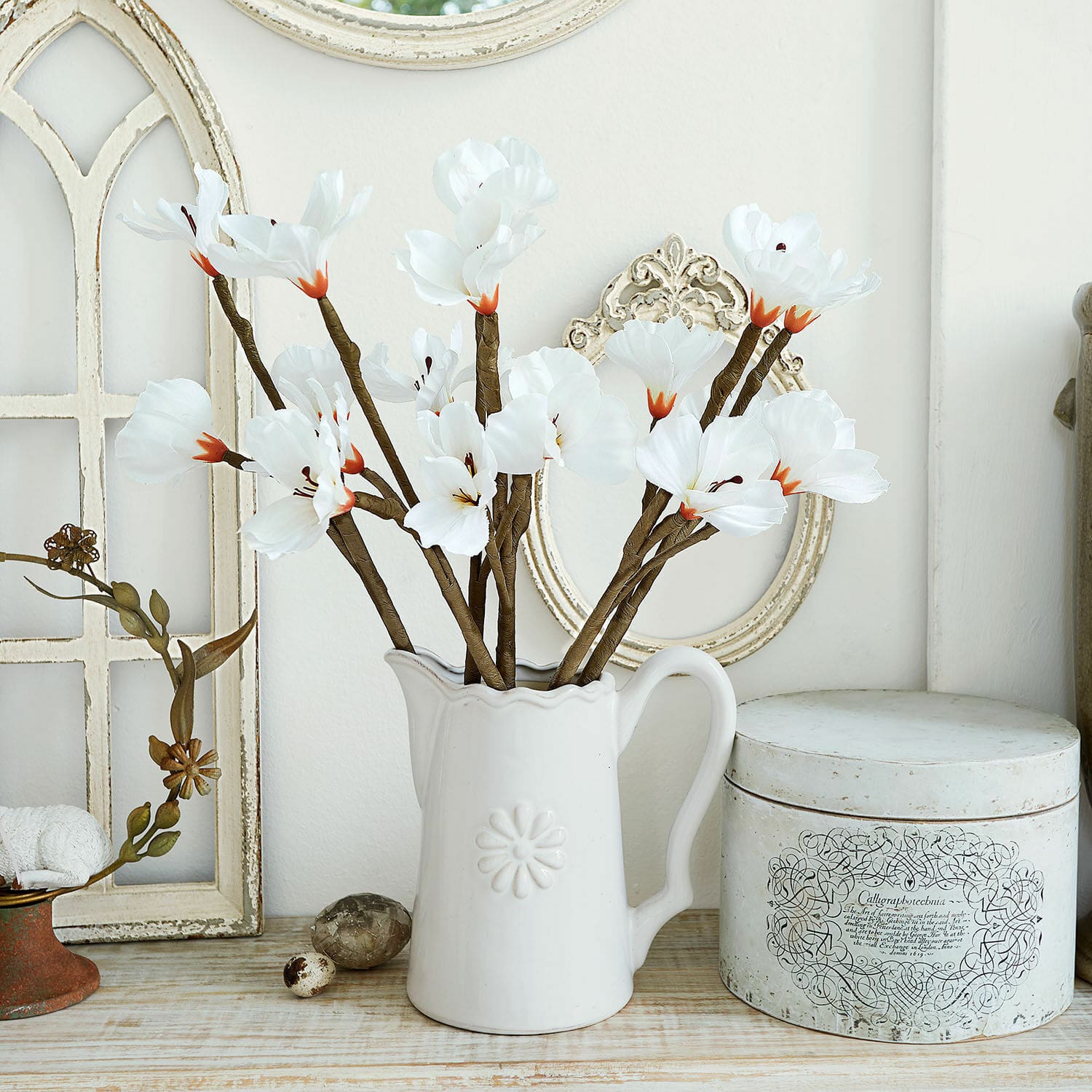 Set de 6 flores decorativas Xivale Jarra de cerámica blanca con flores decorativas de tela sobre mesa de madera estilo vintage