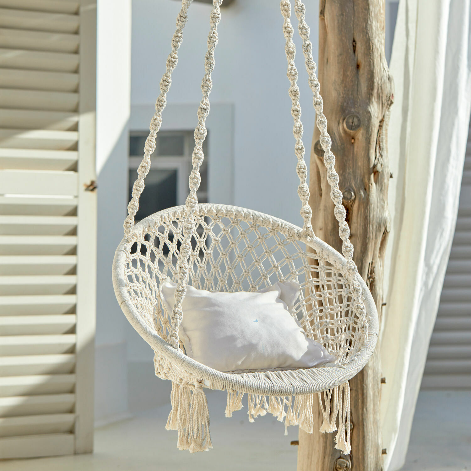 Columpio colgante blanco de macramé de algodón con cojín, ideal para relajarse en el jardín