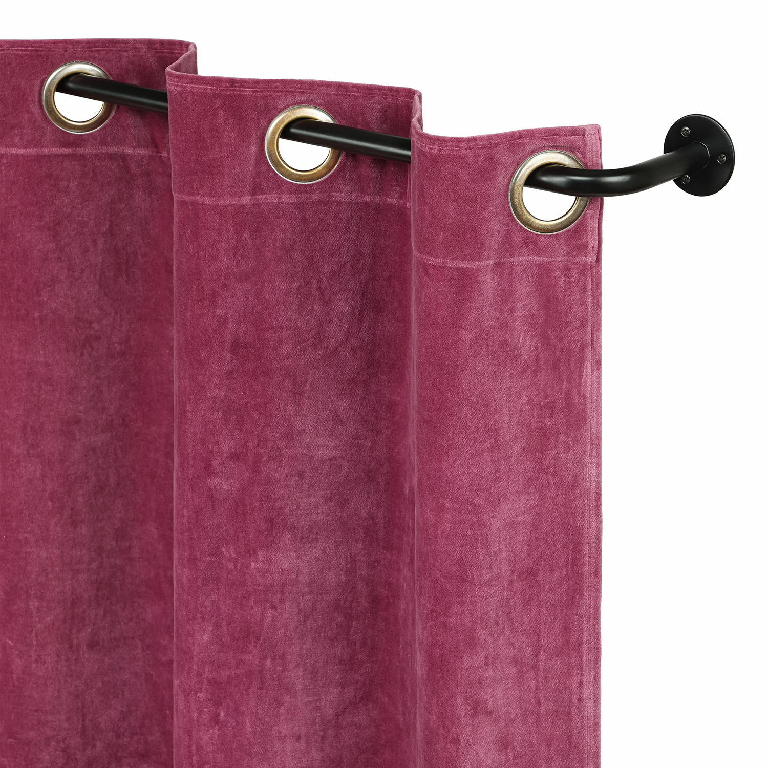 Cortina de terciopelo violeta con ojales metálicos en barra negra para decoración de ventanas