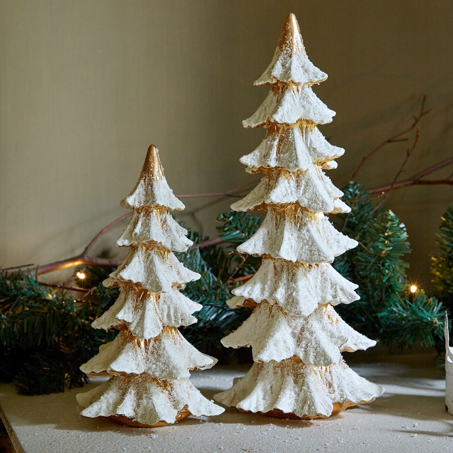 Set de 2 árboles decorativos Norbury Árboles decorativos blancos con efecto nieve, adorno navideño para mesa o estante