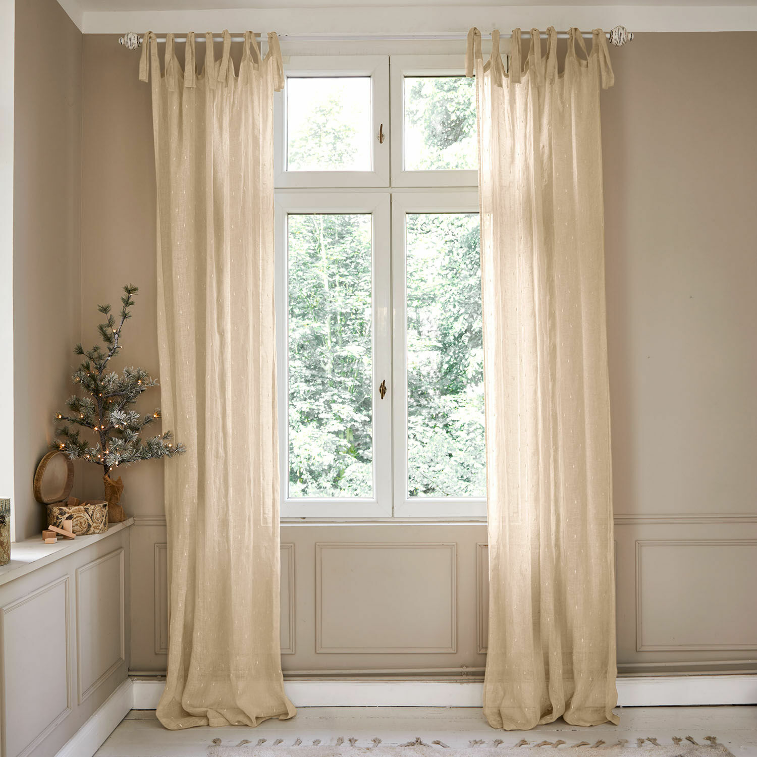 Cortina Saphie Cortinas beige de tela ligera colgadas en barra blanca en habitación luminosa con ventana