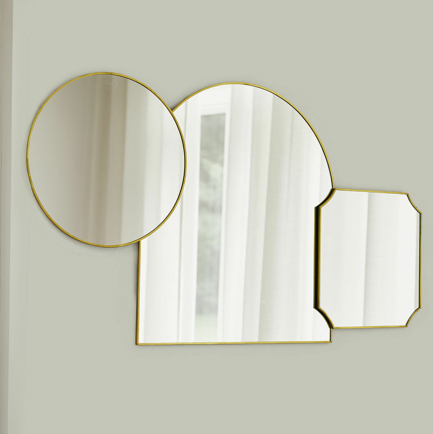 Conjunto de tres espejos de pared con marco dorado delgado en varias formas para decoración interior