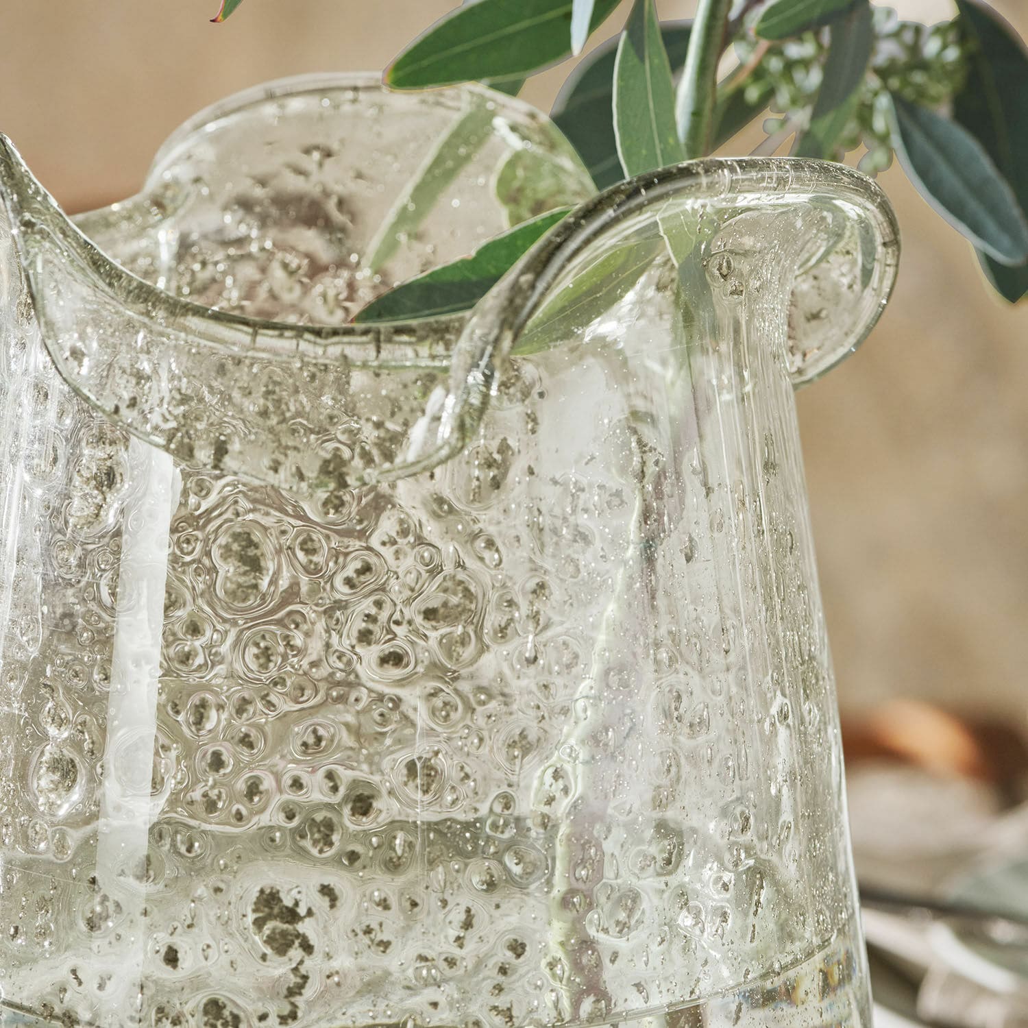 Jarrón de vidrio transparente con burbujas y hojas verdes, decoración de interiores en vidrio artístico