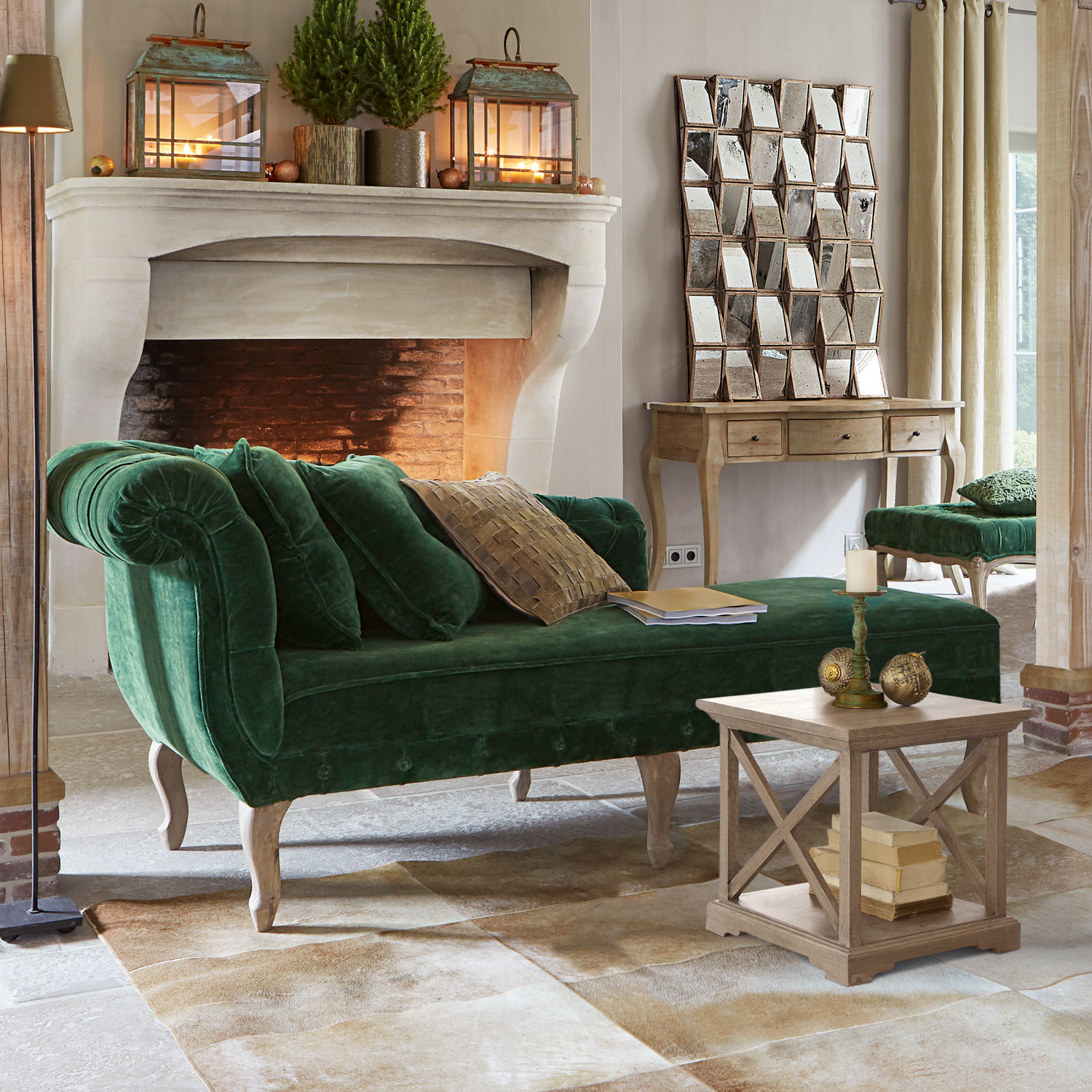 Chaise longue Viviani Chaise longue de terciopelo verde con patas de madera en sala acogedora con chimenea y espejo