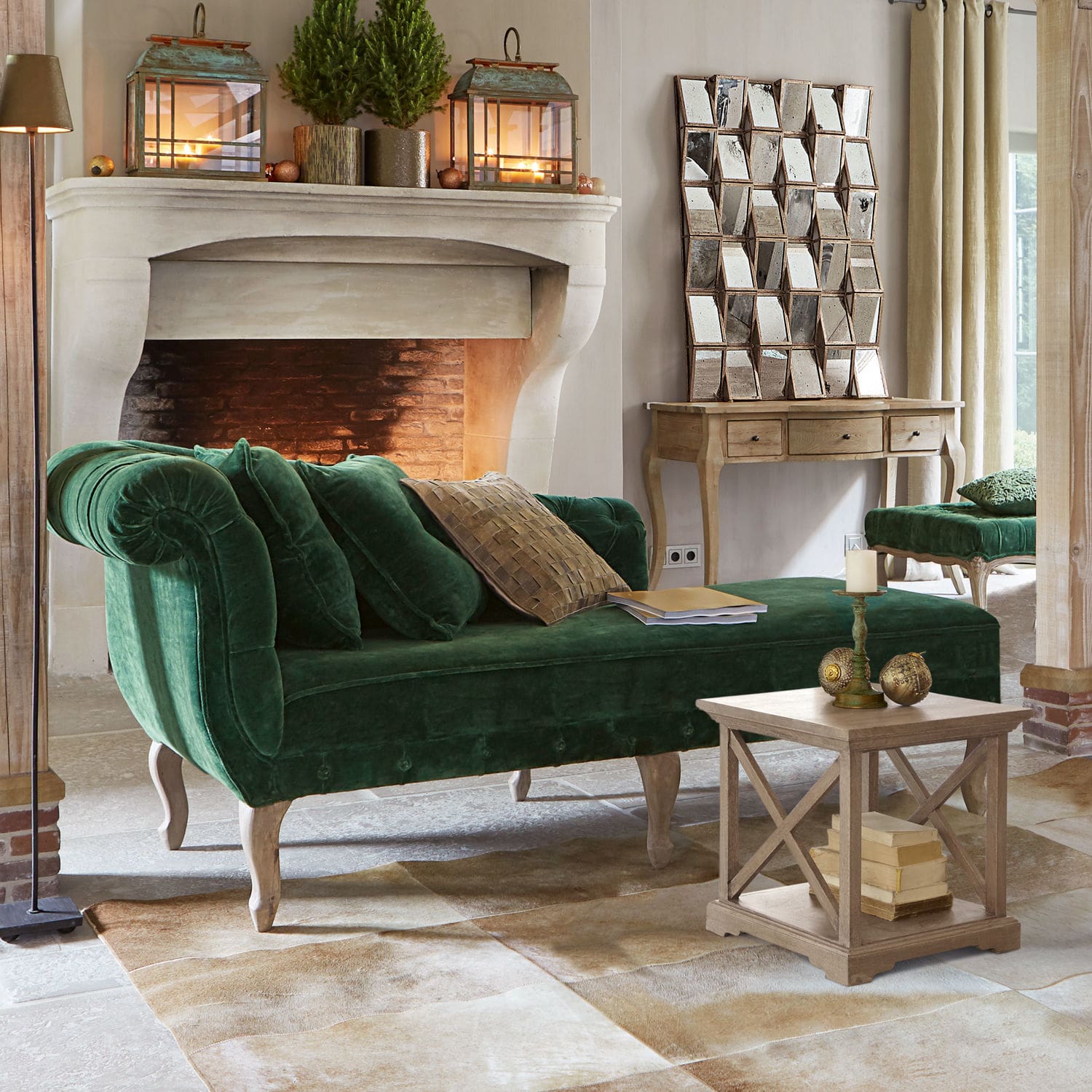 Chaise longue Viviani Chaise longue de terciopelo verde con patas de madera en sala acogedora con chimenea y espejo