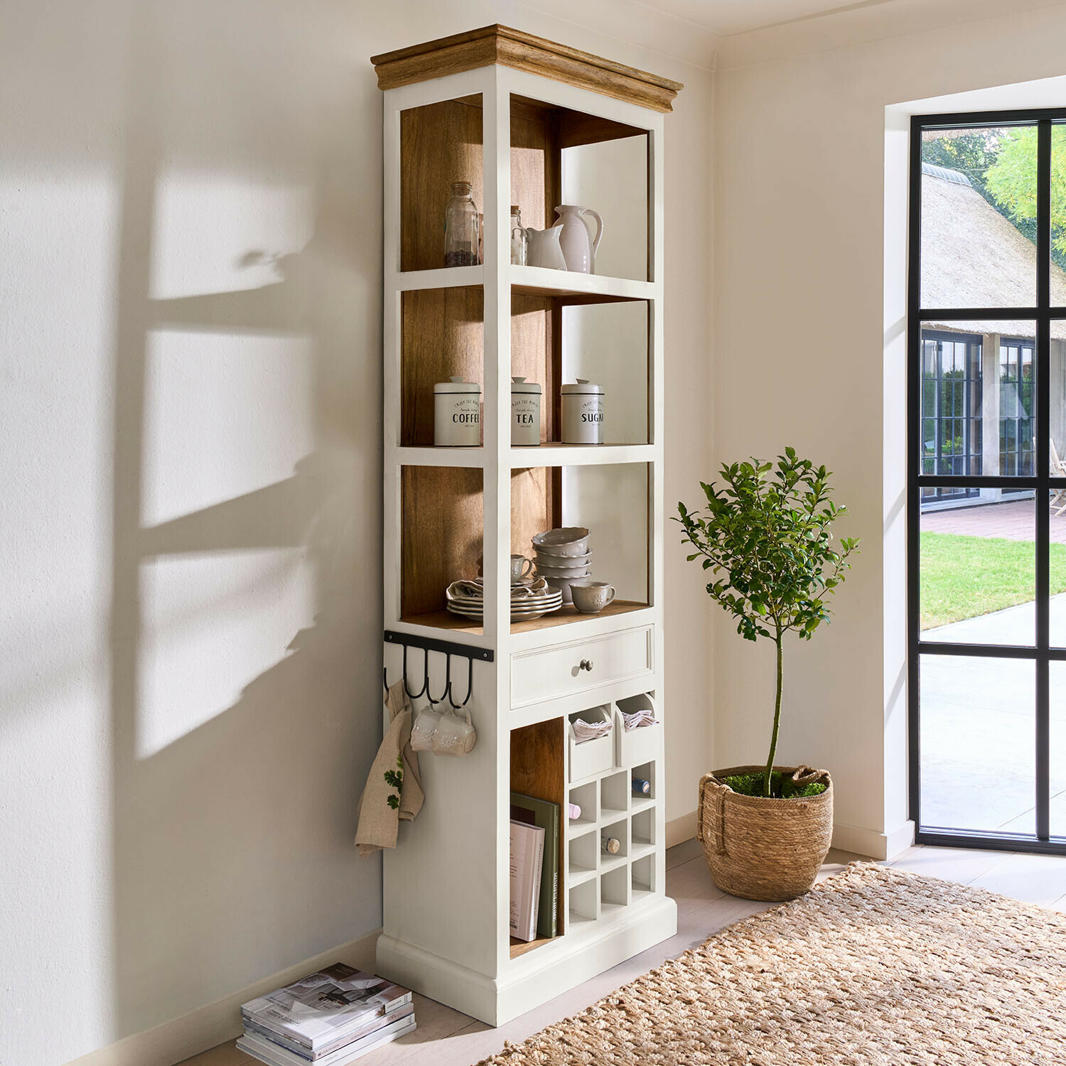 Vitrina de esquina alta de madera en blanco y natural con estantes y espacio para vino