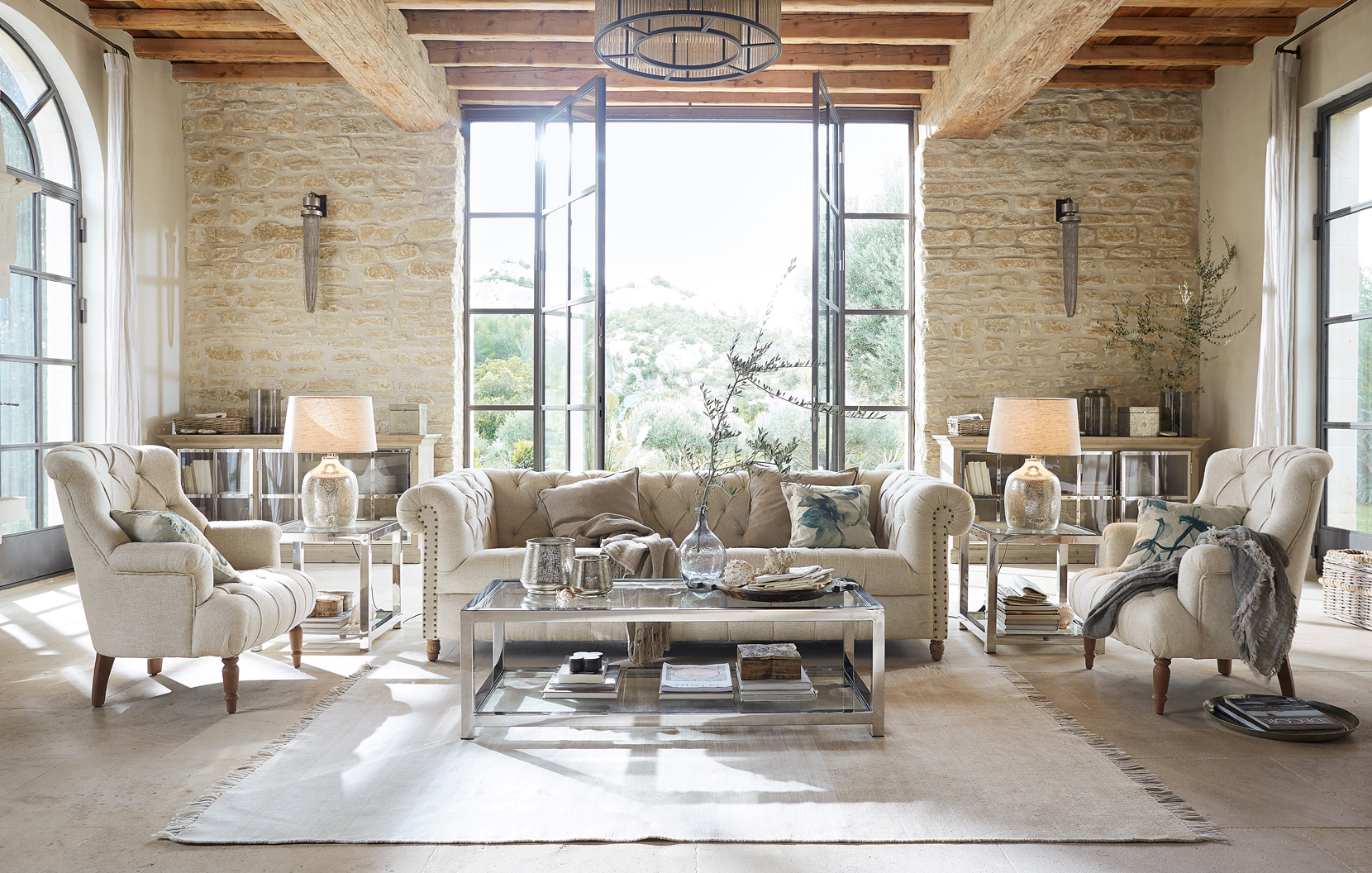 Salón clásico elegante con sofá beige, sillones, mesa de centro de cristal y materiales naturales