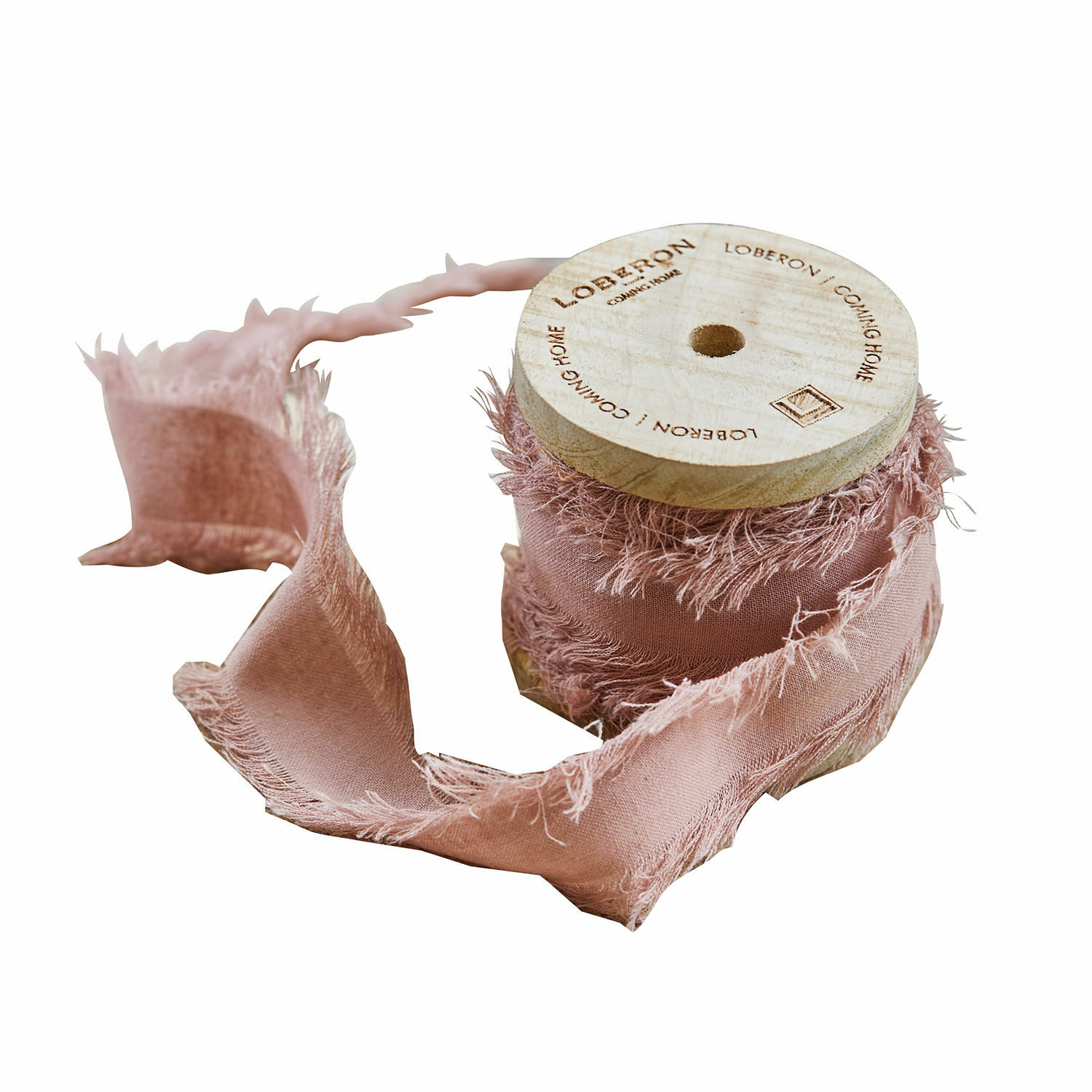 Cinta decorativa de algodón rosa con bordes deshilachados en carrete de madera