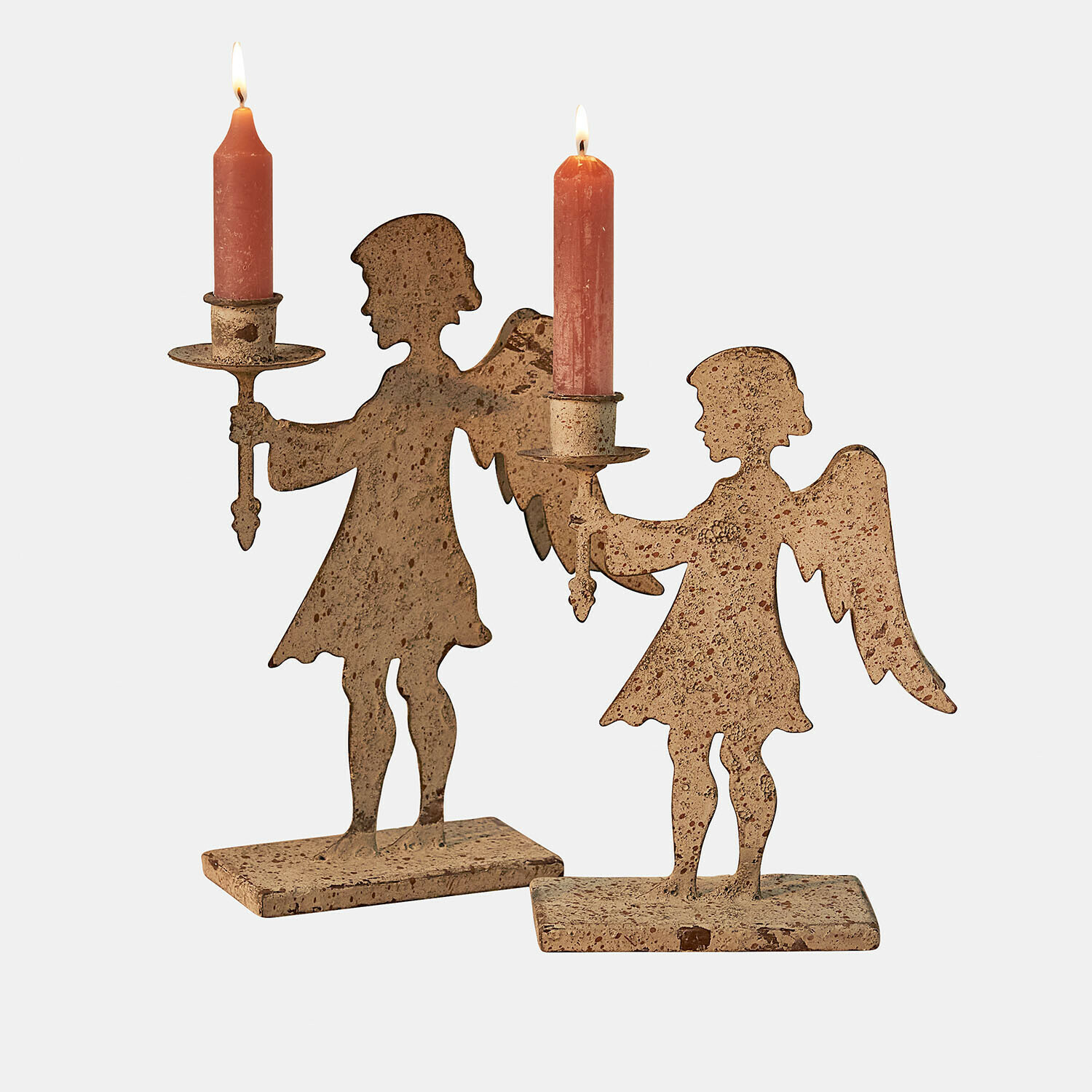 Set de 2 candeleros Zarnay Candelabros de metal con forma de ángeles en acabado beige envejecido y velas rojas decorativas
