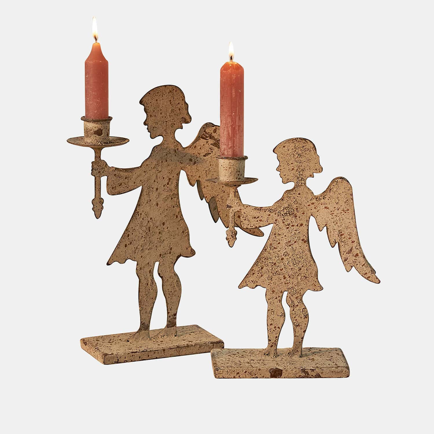 Set de 2 candeleros Zarnay Candelabros de metal con forma de ángeles en acabado beige envejecido y velas rojas decorativas
