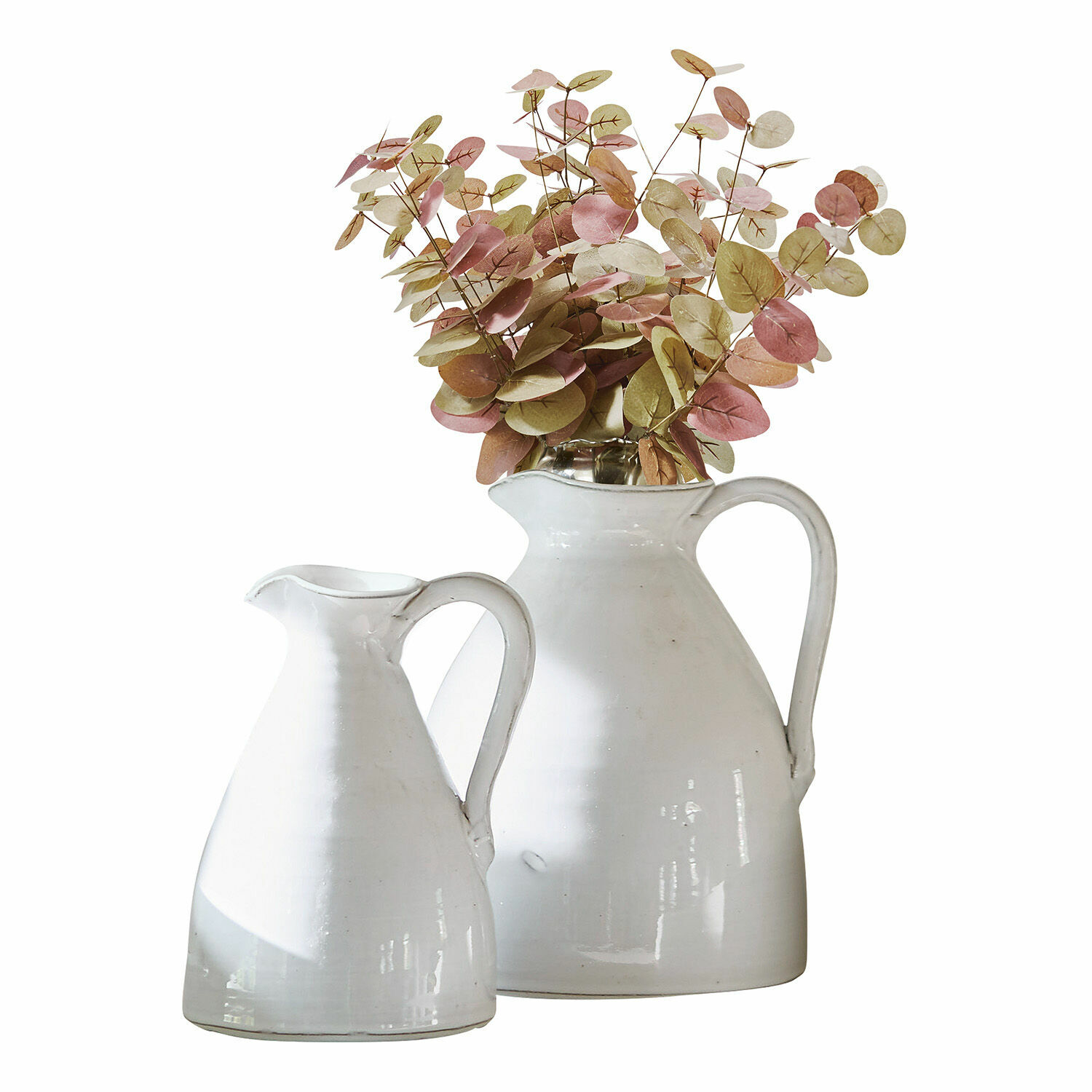 Set de 2 jarrones Yarick Conjunto de dos jarras decorativas de cerámica blanca con hojas rosa y verde, estilo rústico