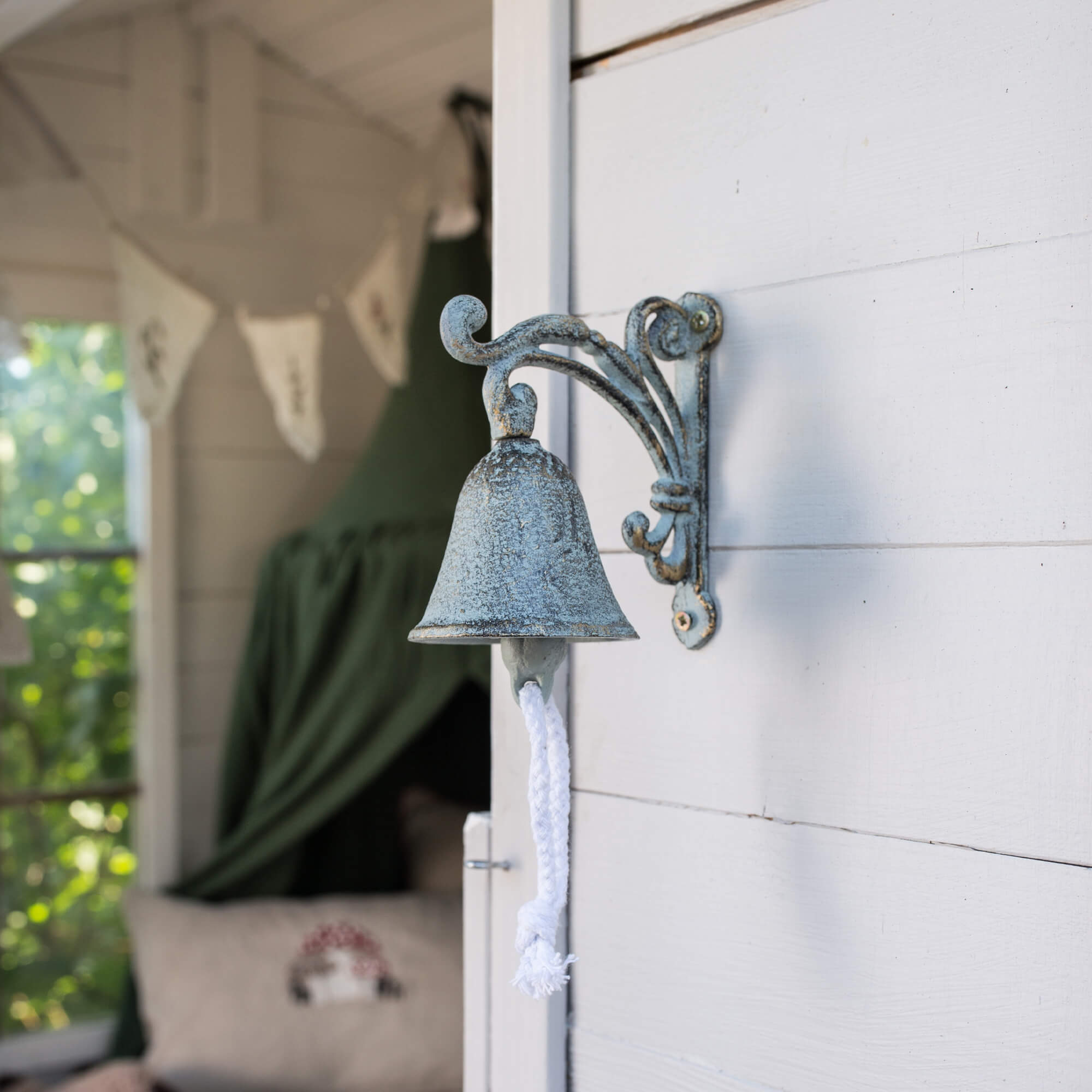 Campana de pared de metal estilo vintage con cuerda blanca, decoración para hogar y jardín