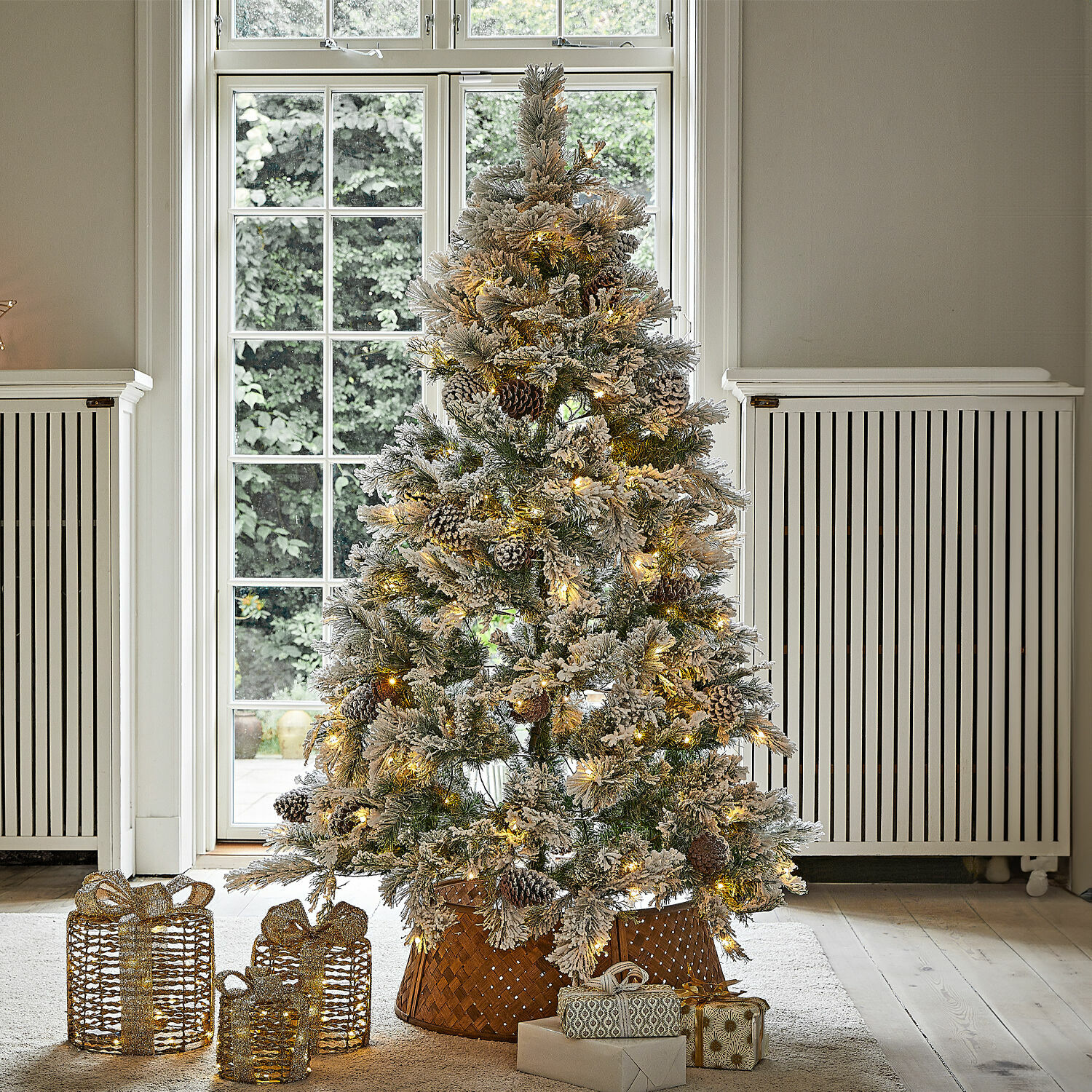 Árbol de Navidad Karélisse Árbol de Navidad artificial nevado con luces LED y piñas en cesta de mimbre, decoración navideña
