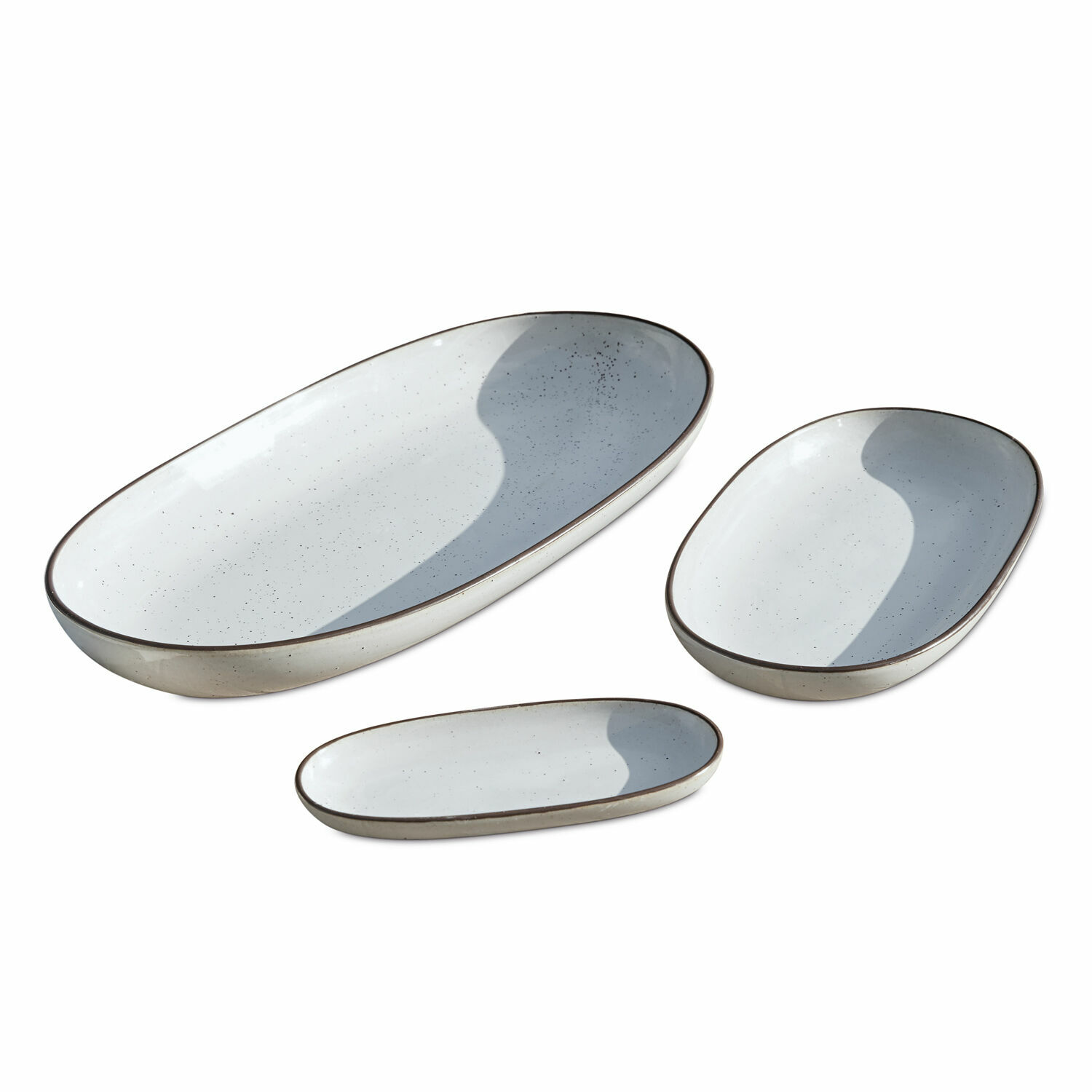 Conjunto de tres fuentes ovaladas de cerámica en blanco y gris para servir alimentos