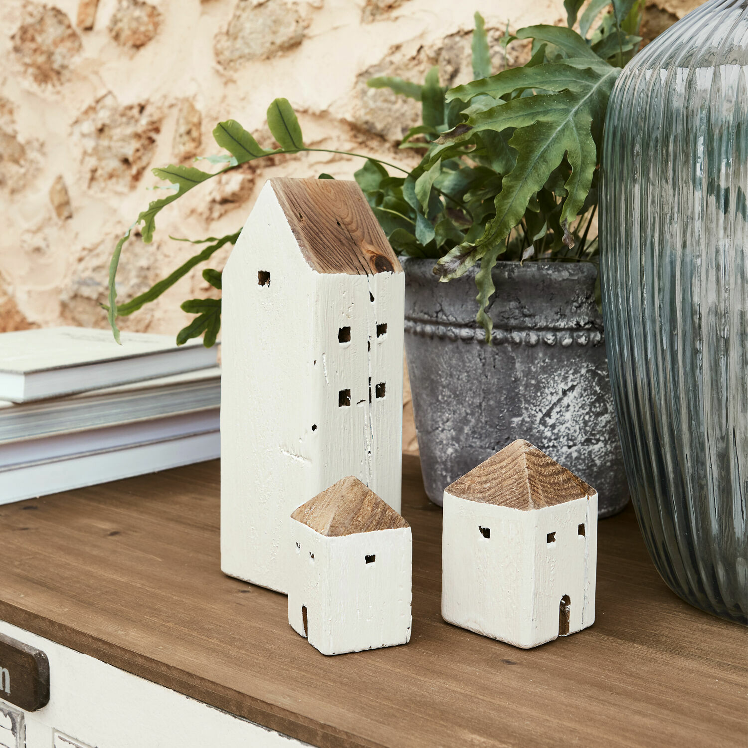 Set de 3 casitas decorativas Lormont Casas decorativas de madera blanca con techo natural sobre superficie de madera, adorno para interiores