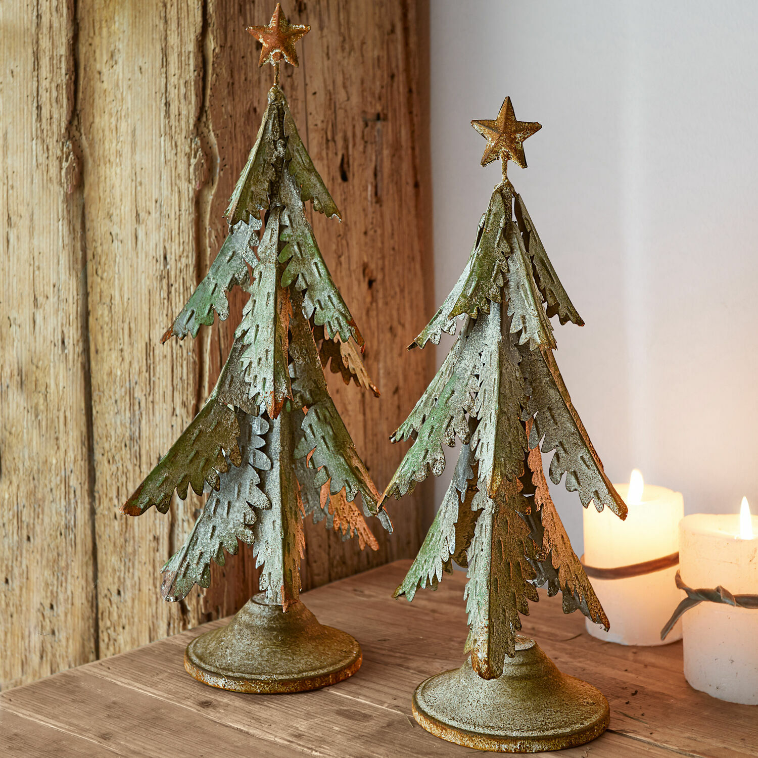 Set de 2 árboles decorativos Cour Dos árboles de Navidad decorativos de metal verde con estrellas doradas, adorno rústico para mesa