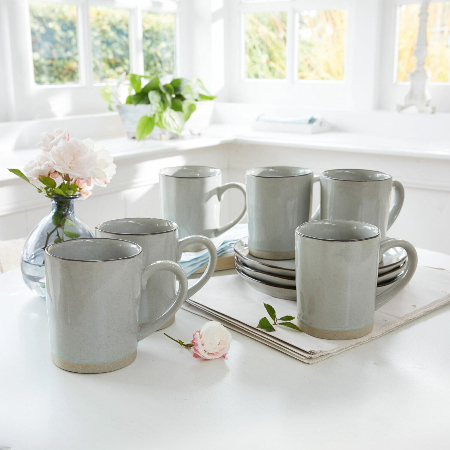 Set de 6 tazas Biarré Conjunto de seis tazas de cerámica gris con asa sobre mesa clara en interior luminoso