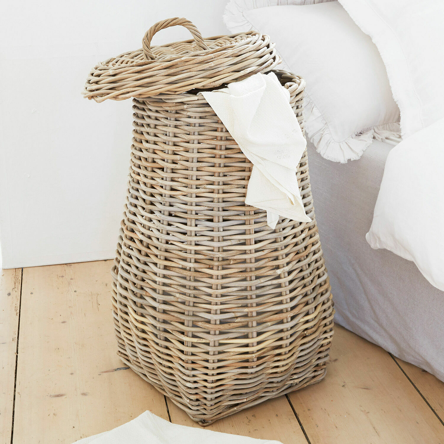 Cesto para ropa Sandy Cesto de ropa de ratán en color beige natural, accesorio práctico y decorativo para dormitorio