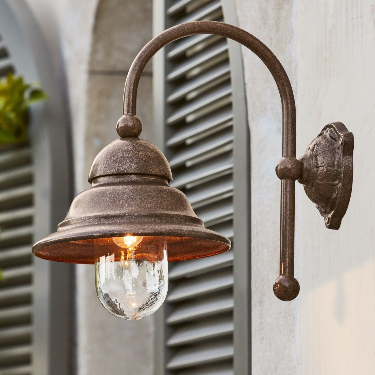 Aplique de exterior Keela Aplique exterior de metal oxidado con pantalla de vidrio transparente y luz LED cálida para jardín