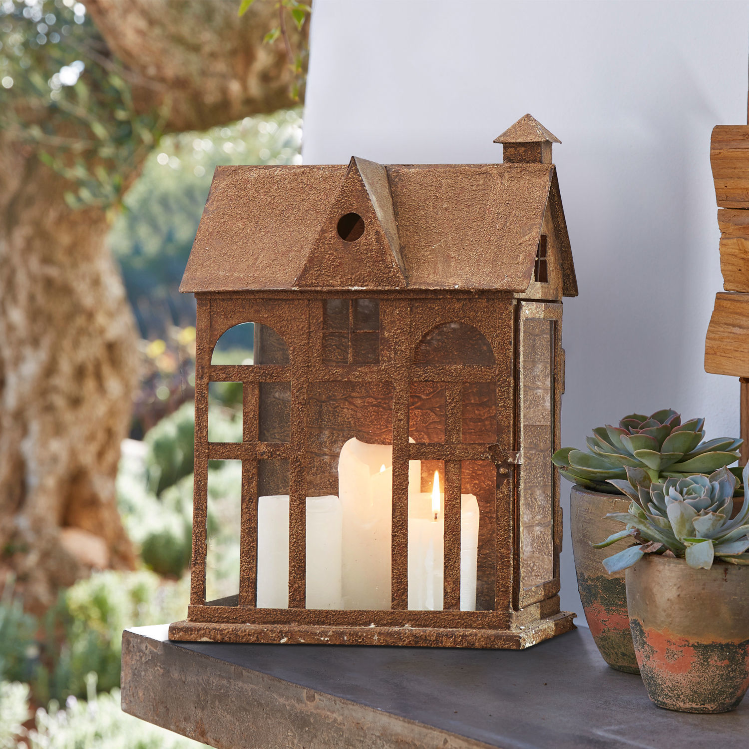 Farol Sweet Home Linterna metálica con forma de casa en color óxido con velas blancas, decoración de jardín