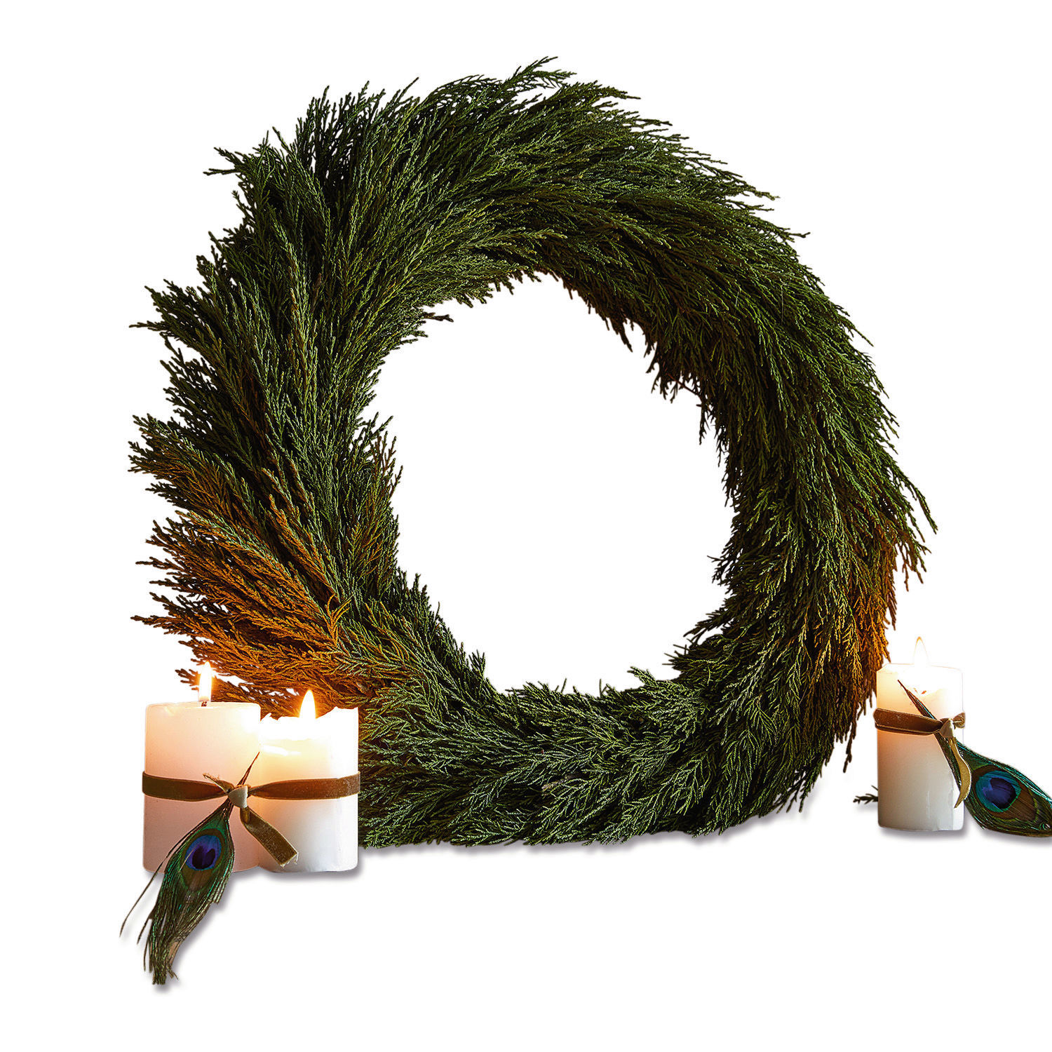 Corona Évres Corona navideña de ramas verdes con velas blancas y plumas de pavo real para decoración festiva