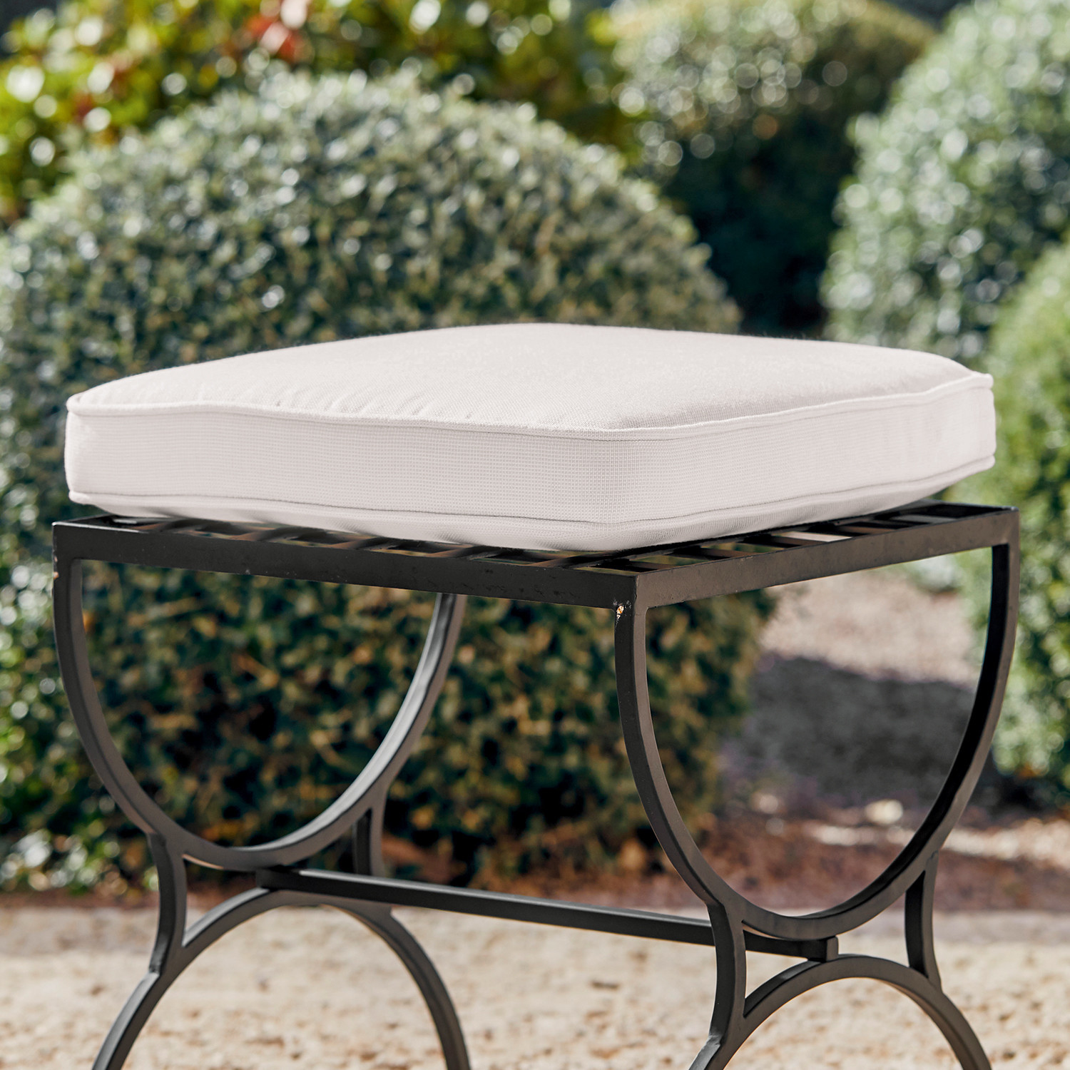 Cojín del asiento Sonora Cojín claro sobre taburete de jardín negro de metal con diseño circular, asiento cómodo