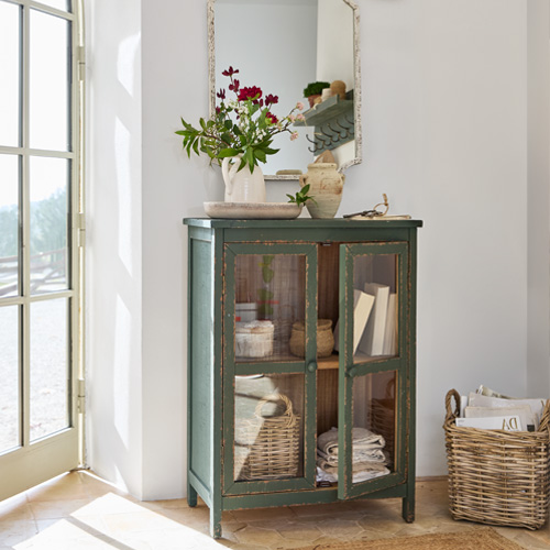 Armario verde de madera con puertas de cristal estilo vintage para almacenamiento en salón