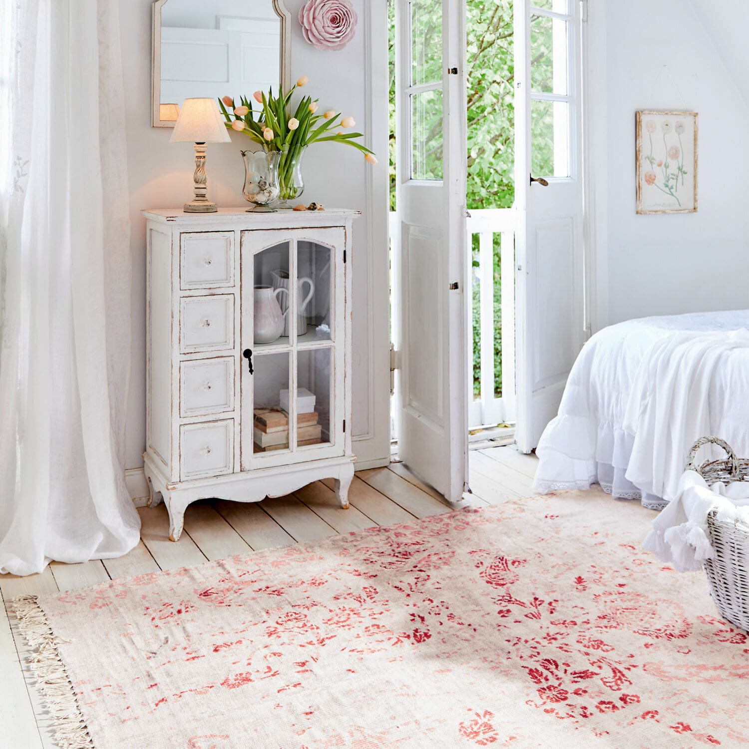 Alfombra Arica Aparador blanco de madera con puerta de cristal en dormitorio luminoso con alfombra roja
