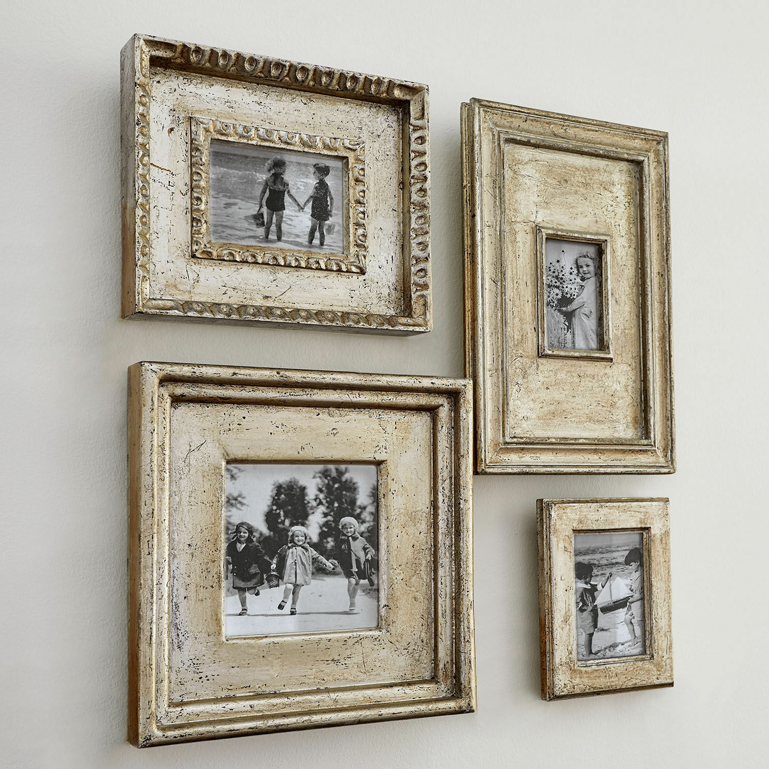 Set de 4 marcos Holny Conjunto de cuatro marcos de madera dorados antiguos con fotos vintage para decoración de paredes