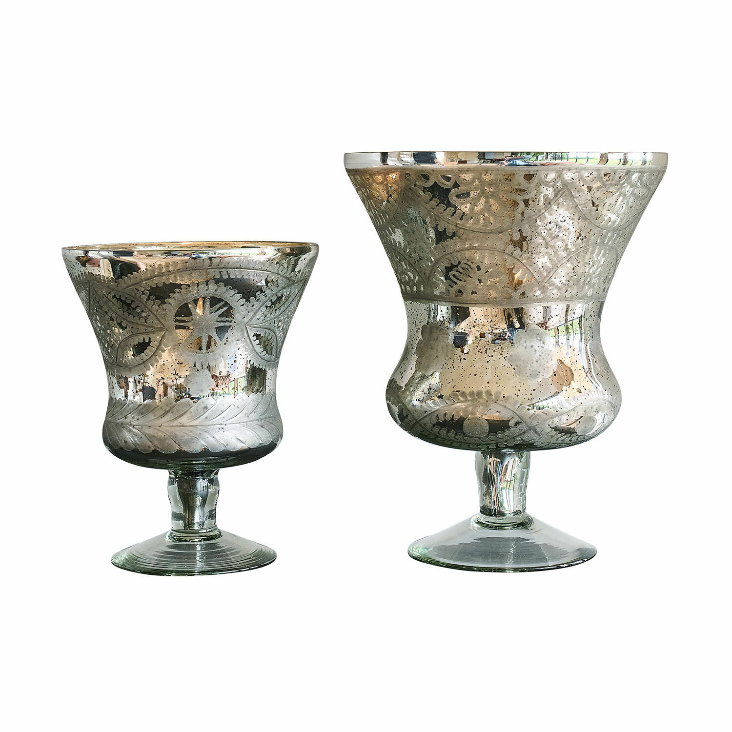 Set de 2 portavelas Zorayne Dos portavelas de vidrio decorativos con acabado metálico plateado y diseño floral