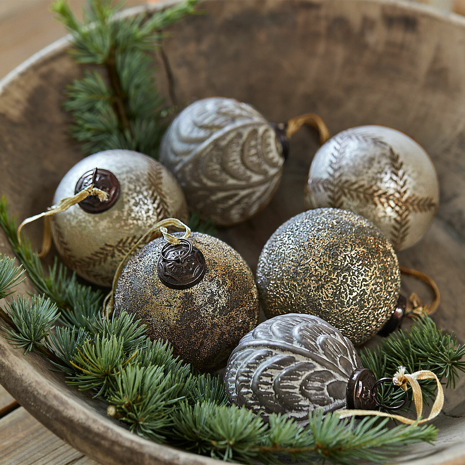 Set de 6 bolas de Navidad Hélisande Conjunto de bolas navideñas de vidrio en tonos dorados y plateados con diseño decorativo y ramas verdes