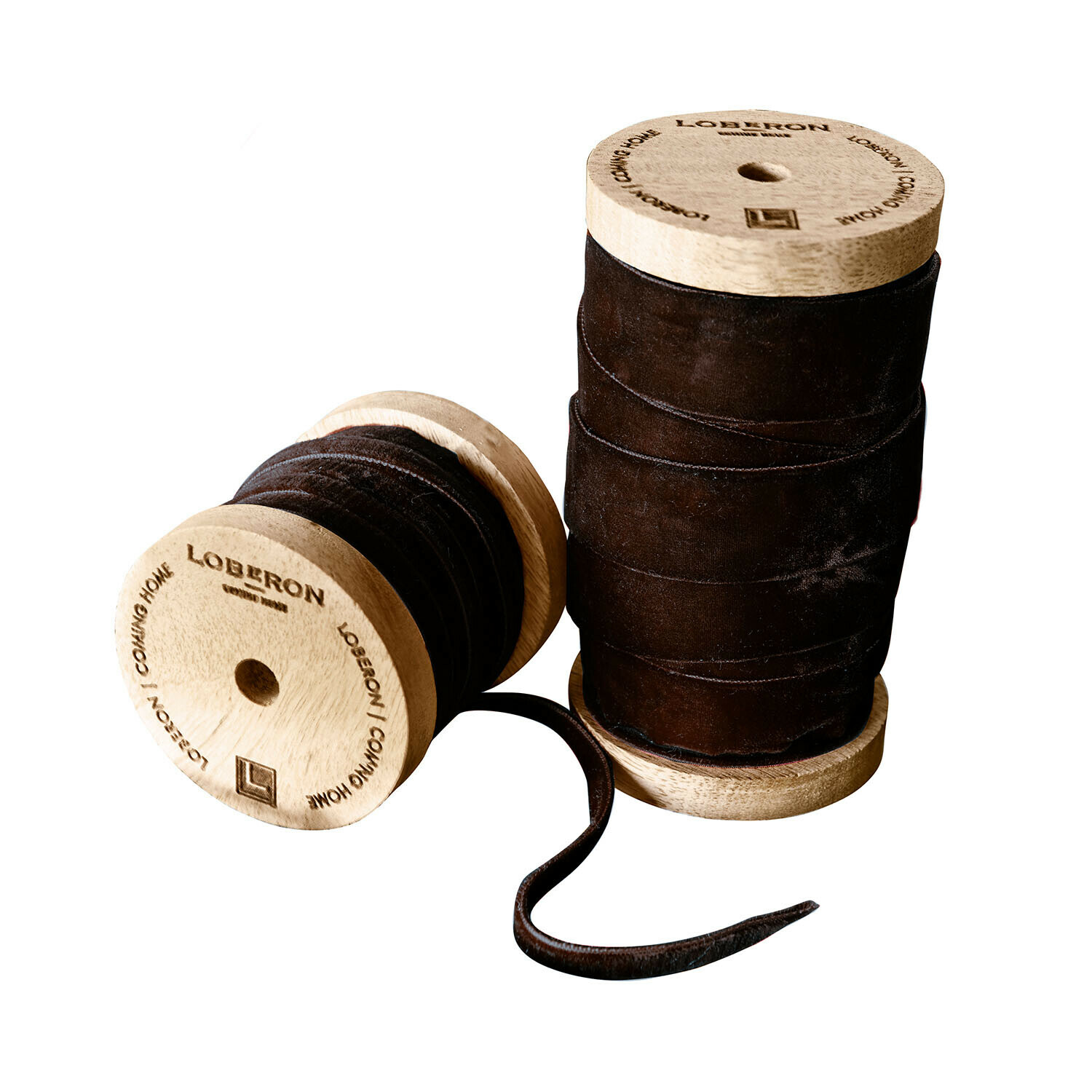 Set de dos cintas de terciopelo marrón en carretes de madera para decoración y manualidades