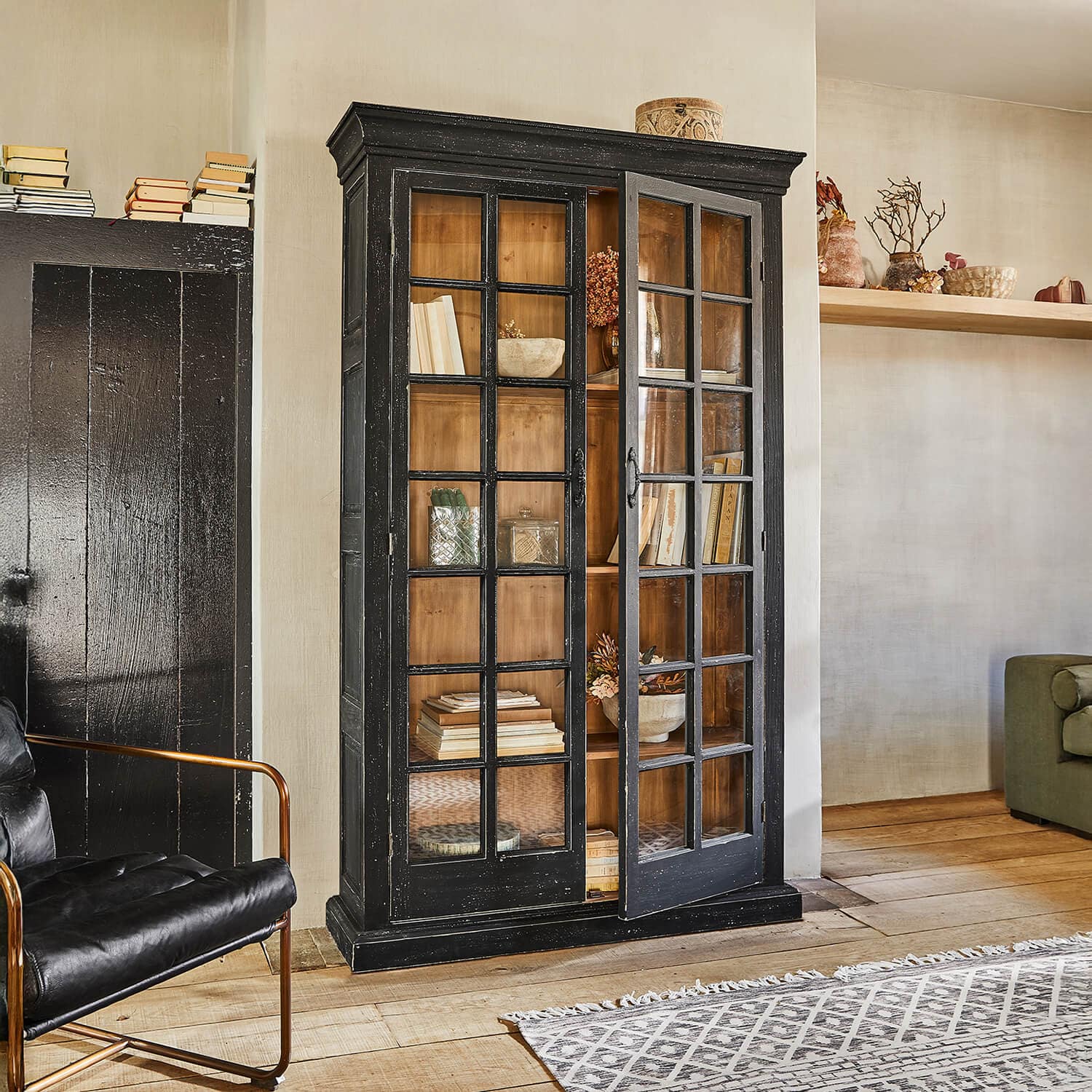 Vitrina de madera negra con puertas de cristal e interior natural, mueble elegante para salón